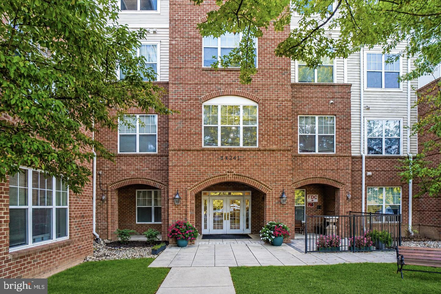 KINGS CROSSING - Residential