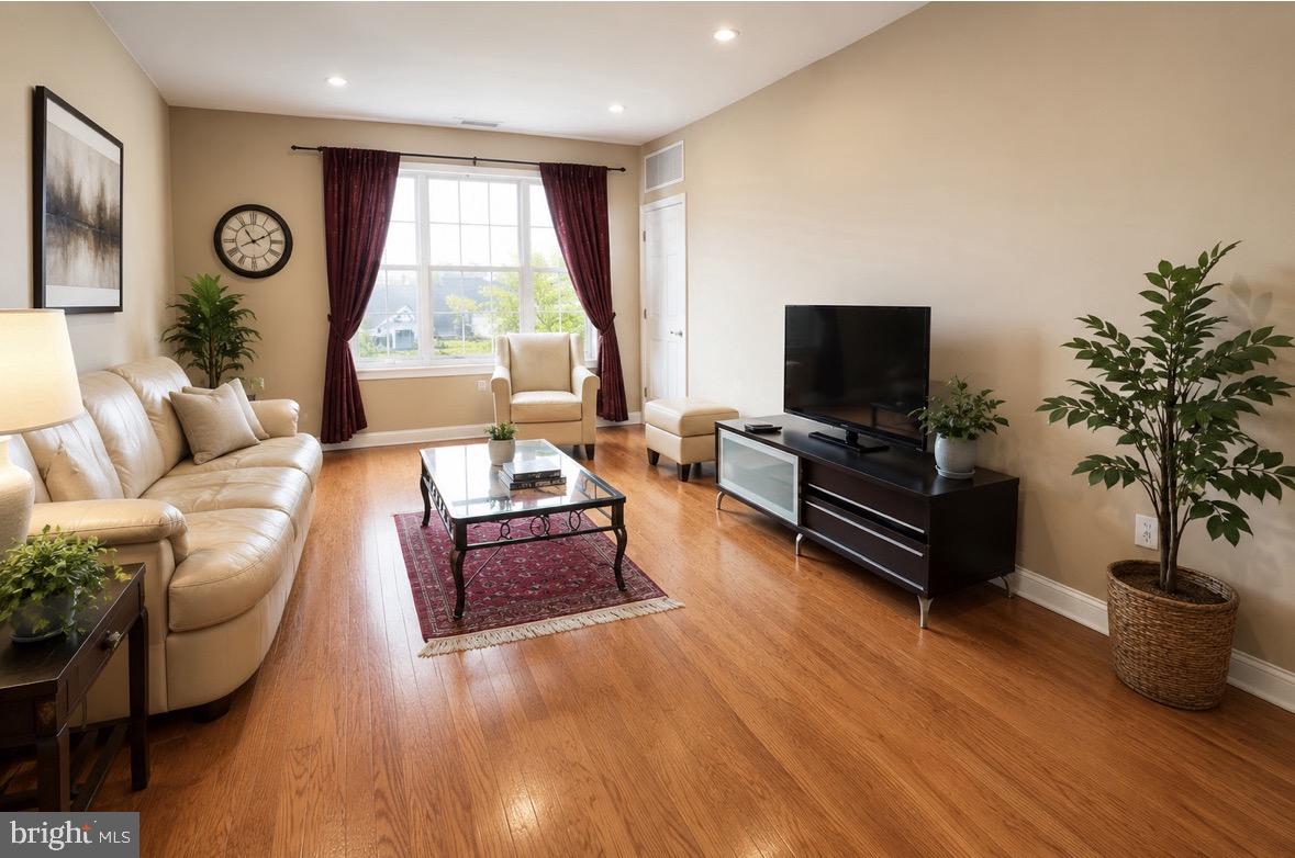 KINGS CROSSING - Residential