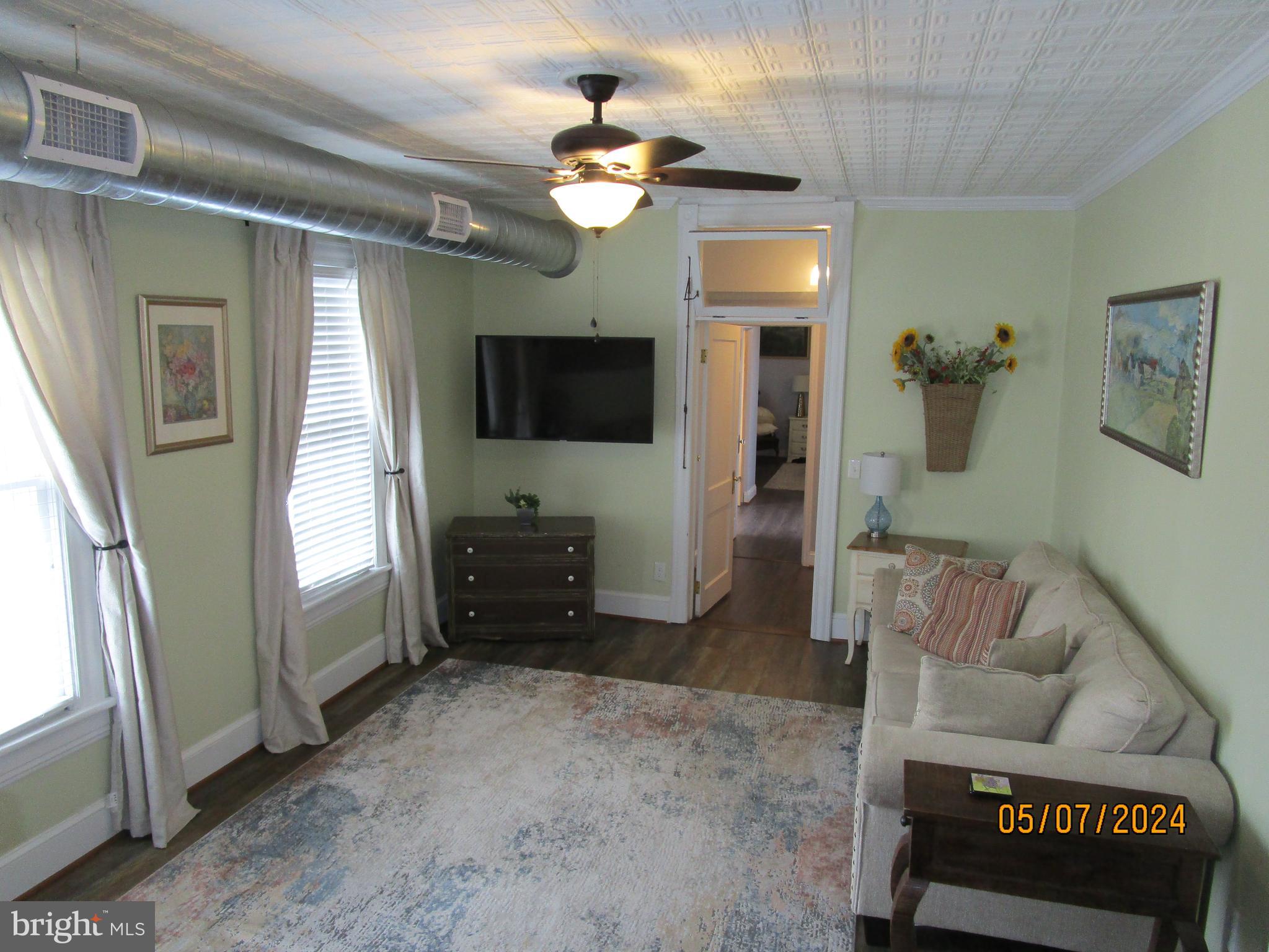 BEAUTIFUL 2 BEDROOM, ONE BATH UPSTAIRS APARTMENT
FULLY FURNISHED AND ALL UTILITIES ARE INCLUDED IN RENT.  PLUS WiFi AND TV.  JUST BRING YOUR CLOTHES AND ENJOY.  WALKING DISTANCE OF RESTAURANTS, BARS, ENTERTAINMENT AND SHOPPING.
TWO OFF STREET PARKING SPACES
WILL RENT SHORT OR LONG TERM
A MUST SEE