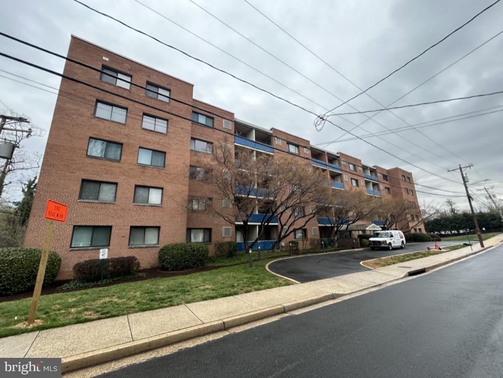 This remarkable 1 bedroom 1 bath goregeus condo located in the heart of North Arlington is to live for.. New kitchen and updated bathroom, with views of arlington active city life. Walking distiance to Rosslyn Metro station as well as Clarendon Metro Station.  Bus stop at every corner.   Steps to stores and minutes to popular clarendon and rosseyln, and couple traffic lights to the great Georgetown, dont miss this oppertunity to be a part of the unforgetable lifestyle.  All utilities included, parking, storage and it JUST is......