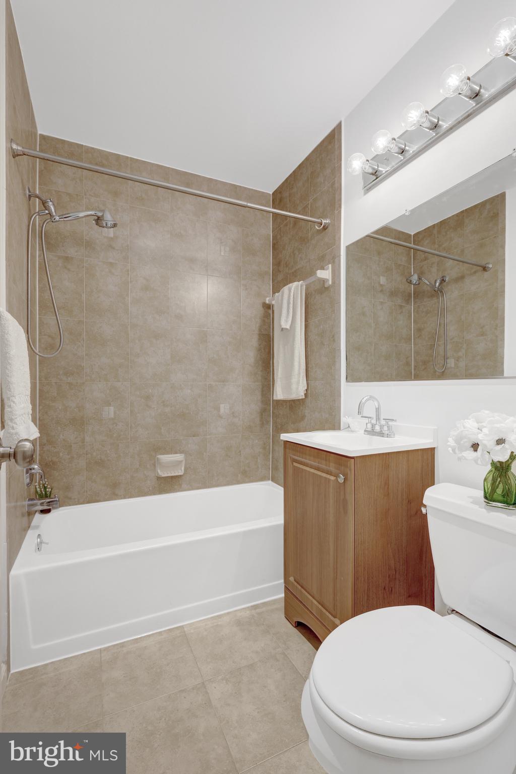 LYNDHURST CONDOS - Residential
