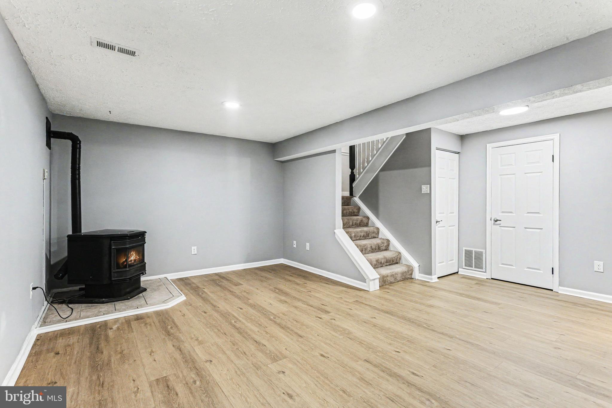 LAUREL WOODS - Residential