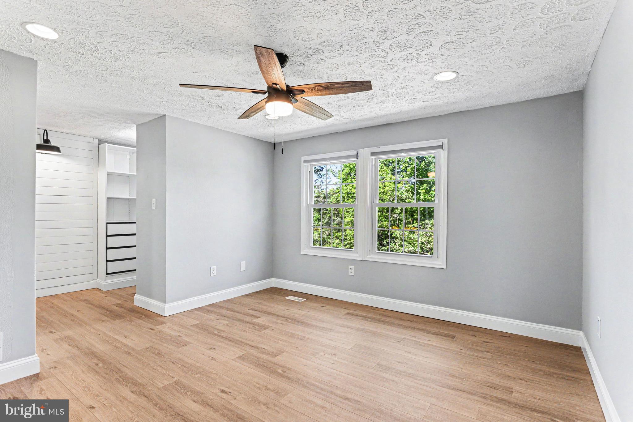 LAUREL WOODS - Residential