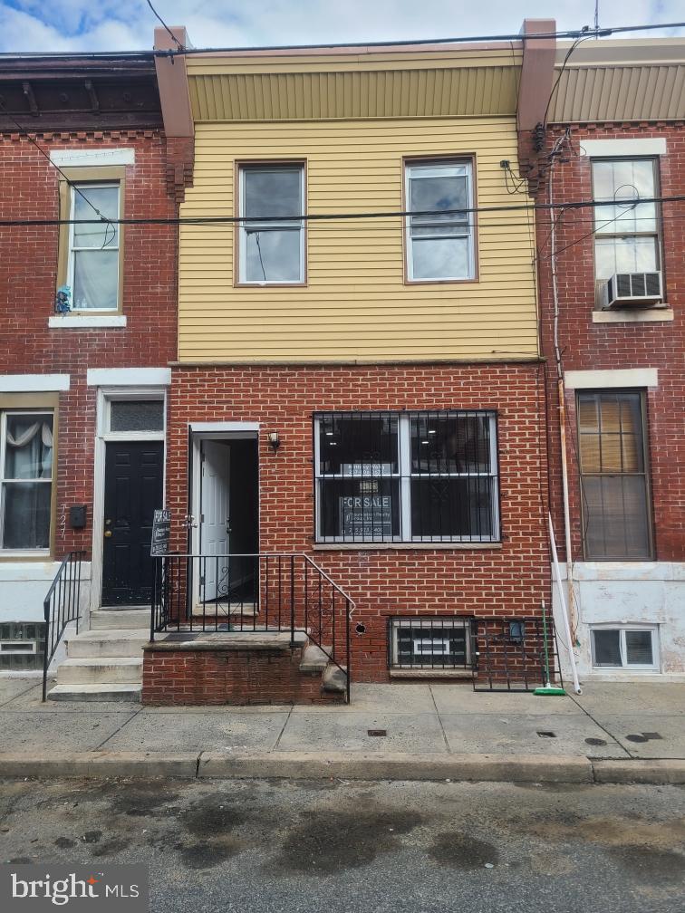 Well maintained 3-Bedroom, 2 Full Bath Rowhome in South Philly. Easy to show on Lockbox!!!