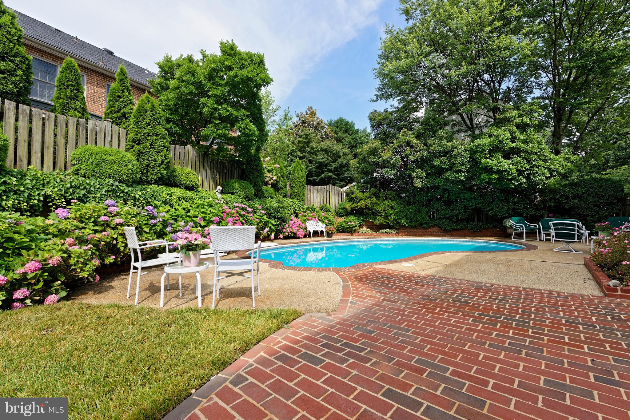 WINDSOR OAKS - Residential