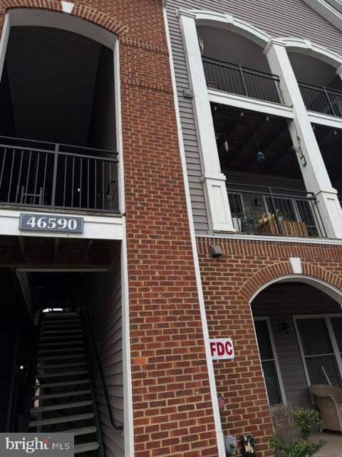 This is a court ordered "AS IS" sale. This 1 level plus loft, 2 full baths, balcony, loft area can be used as 3rd bedroom with full bath. Washer and dryer in unit. Prime location near shopping, dining, major commuter routes, and cascades ammenities.