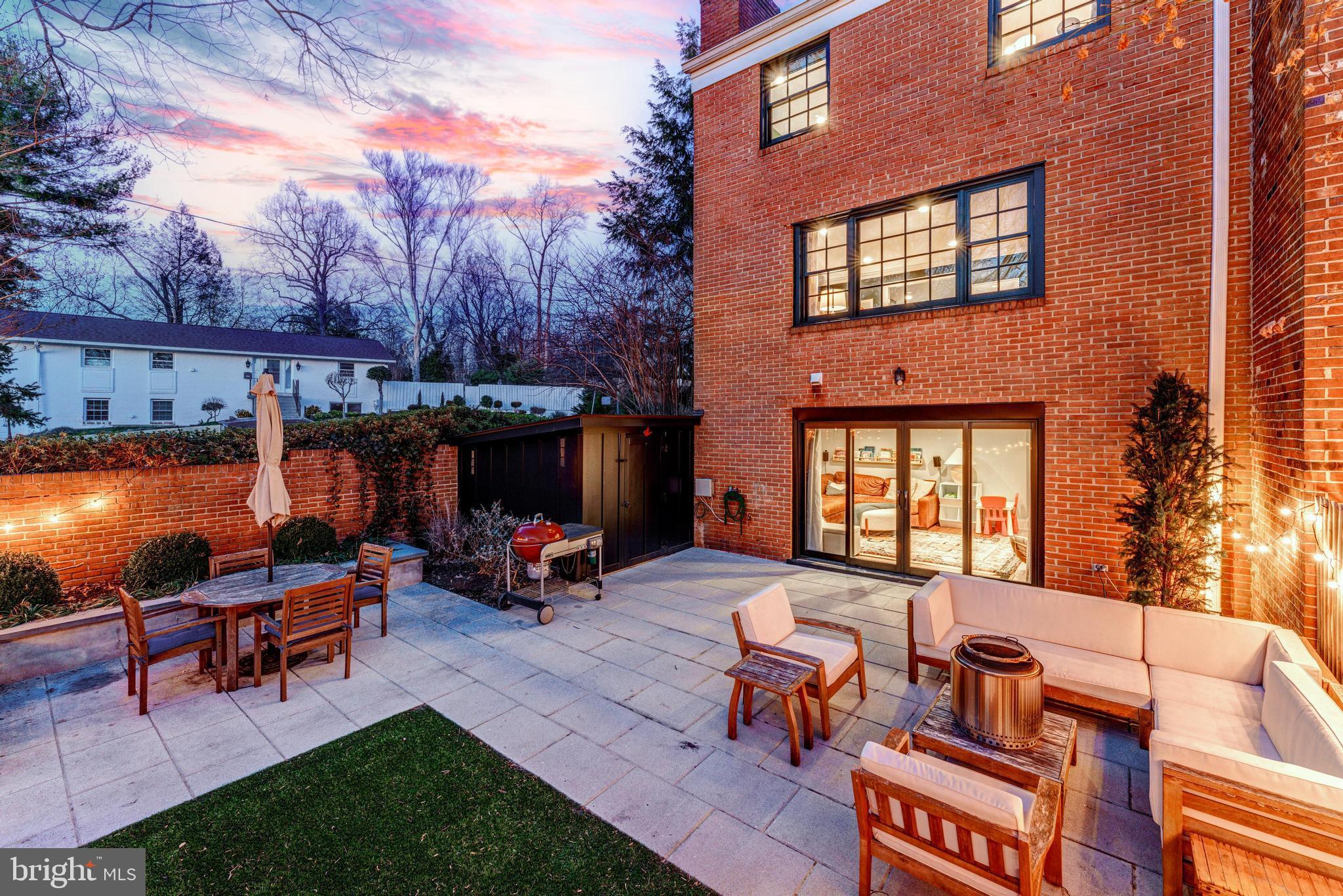 KINGS MANOR TOWNE HOUSES - Residential