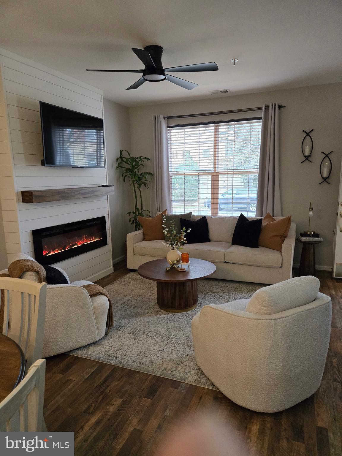 LANSDOWNE TOWN CENTER CONDOS - Residential