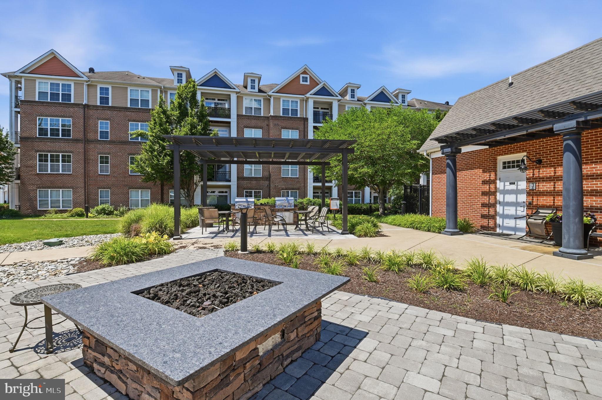 COBBLESTONE SQUARE - Residential