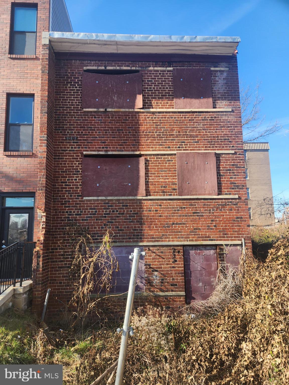 Building has CoO and is fully boarded up. Access only for serious buyers.
