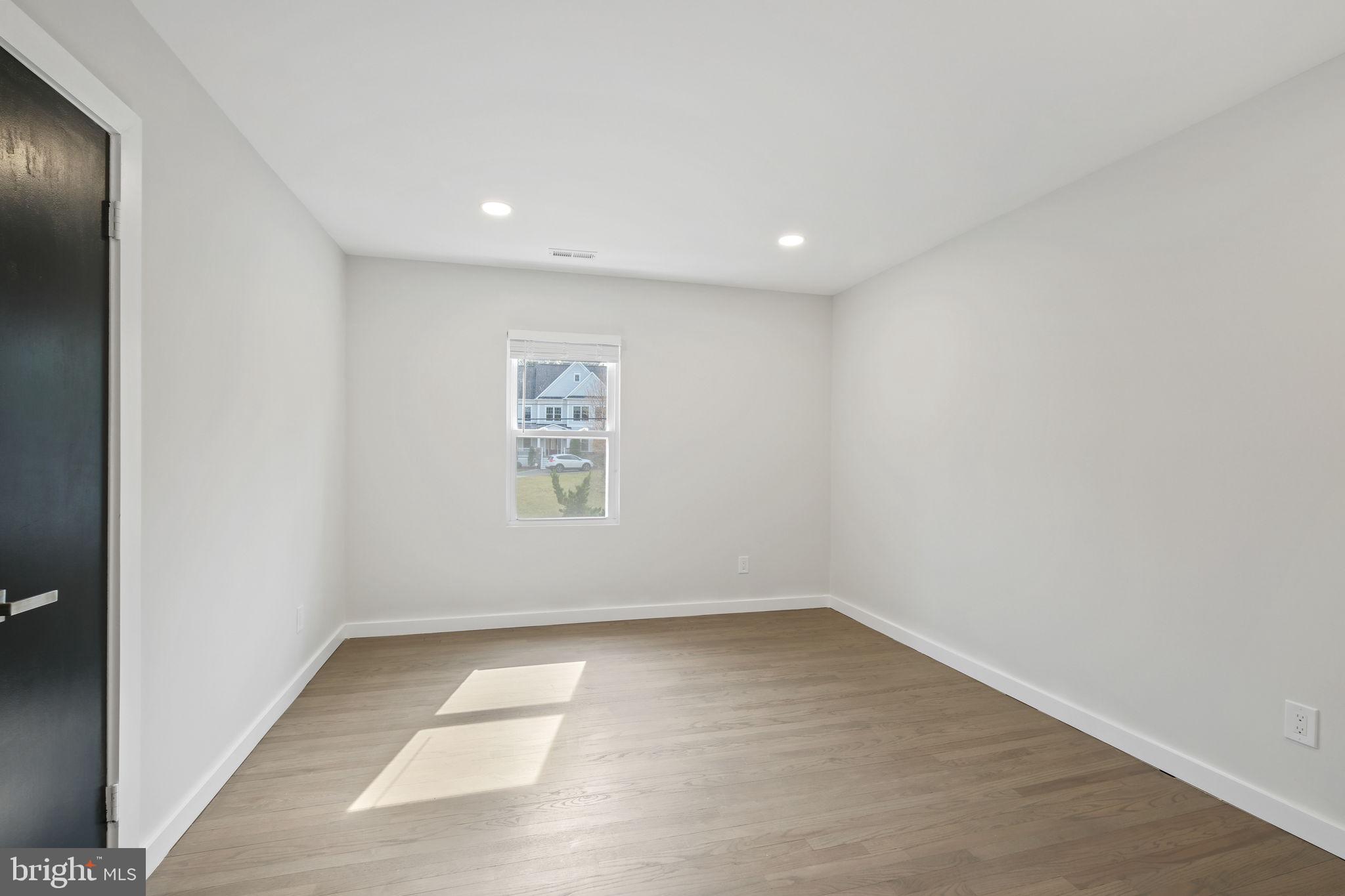 LUXMANOR - Residential Lease