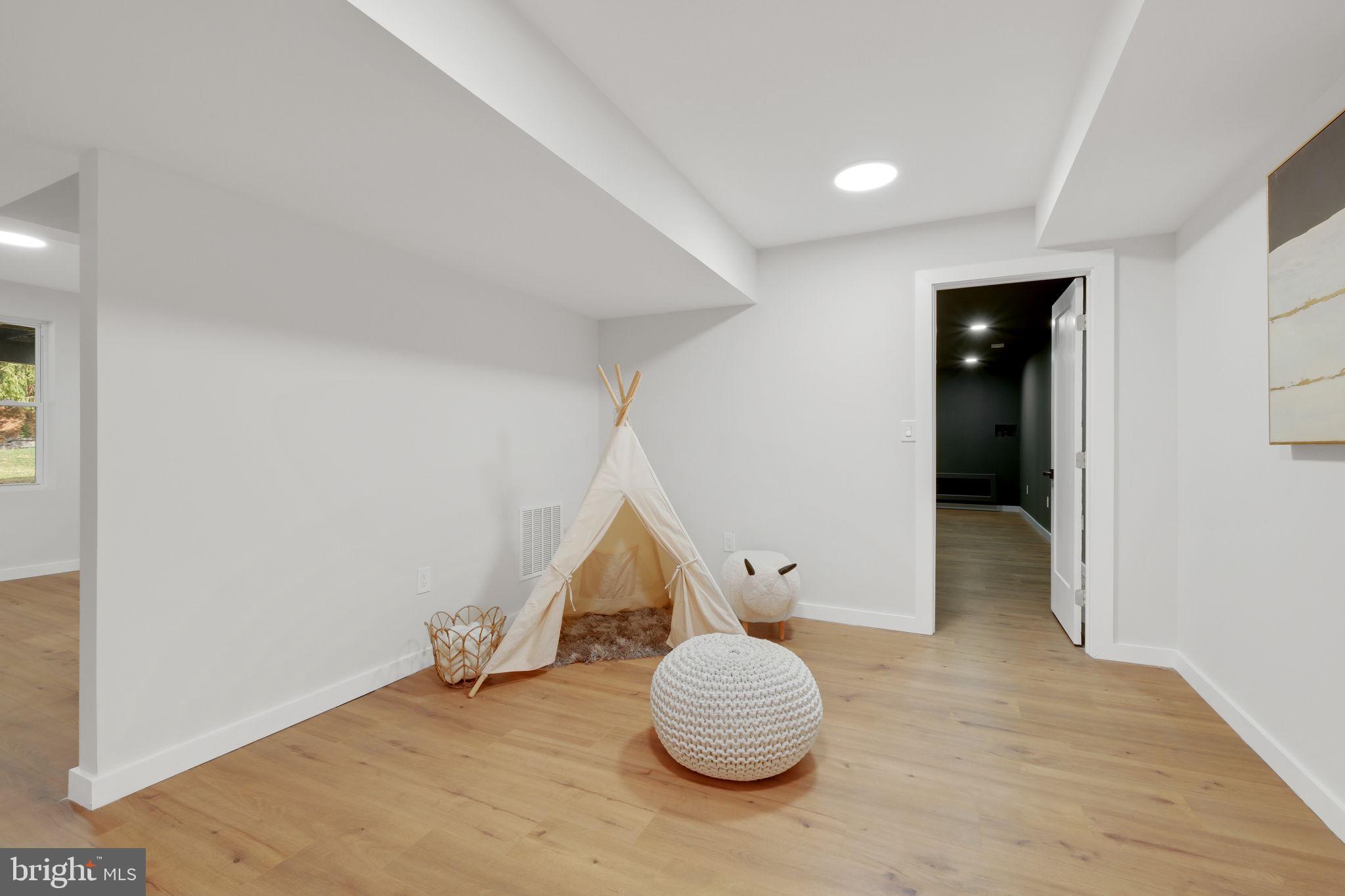 LUXMANOR - Residential Lease