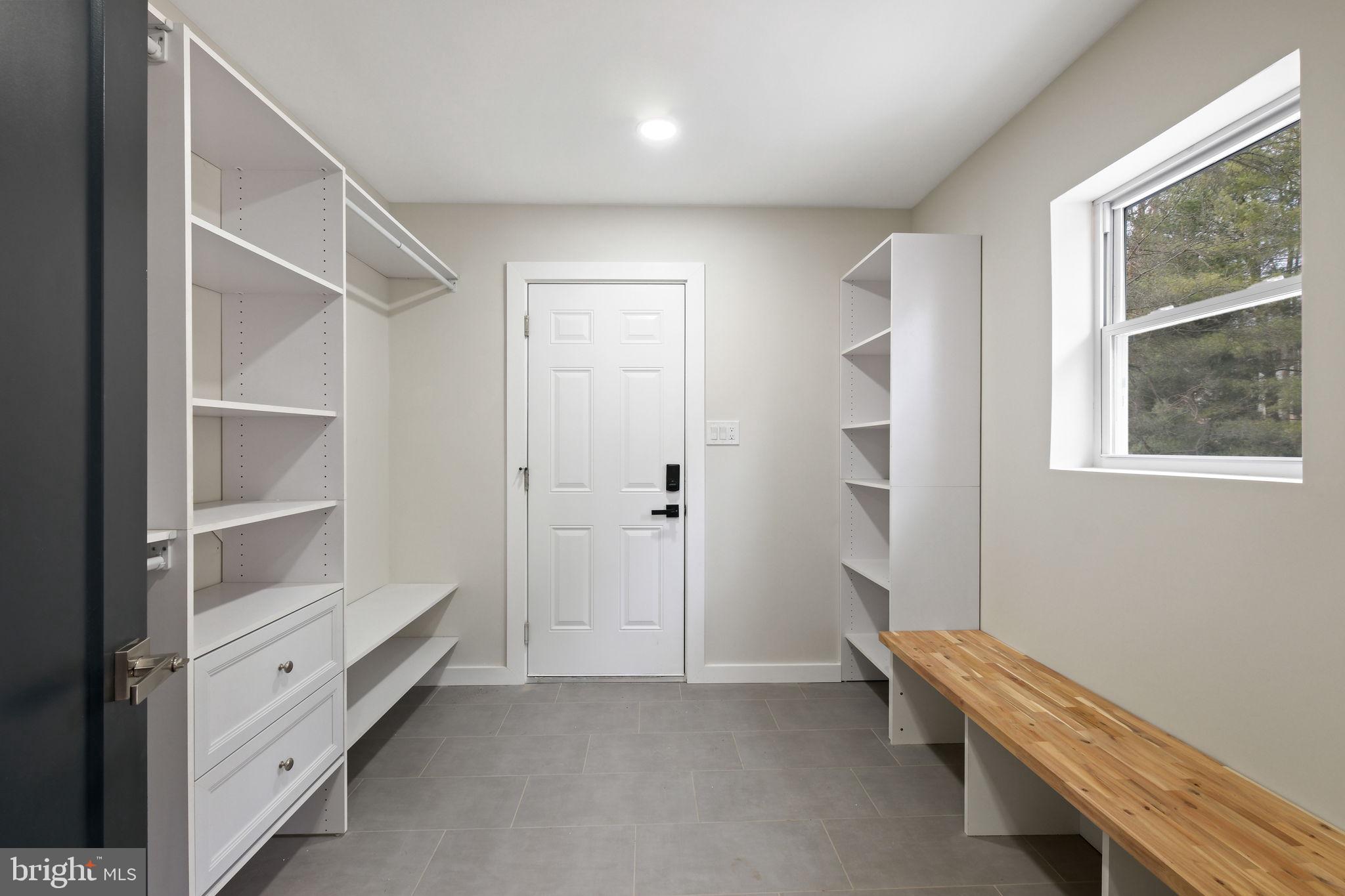 LUXMANOR - Residential Lease
