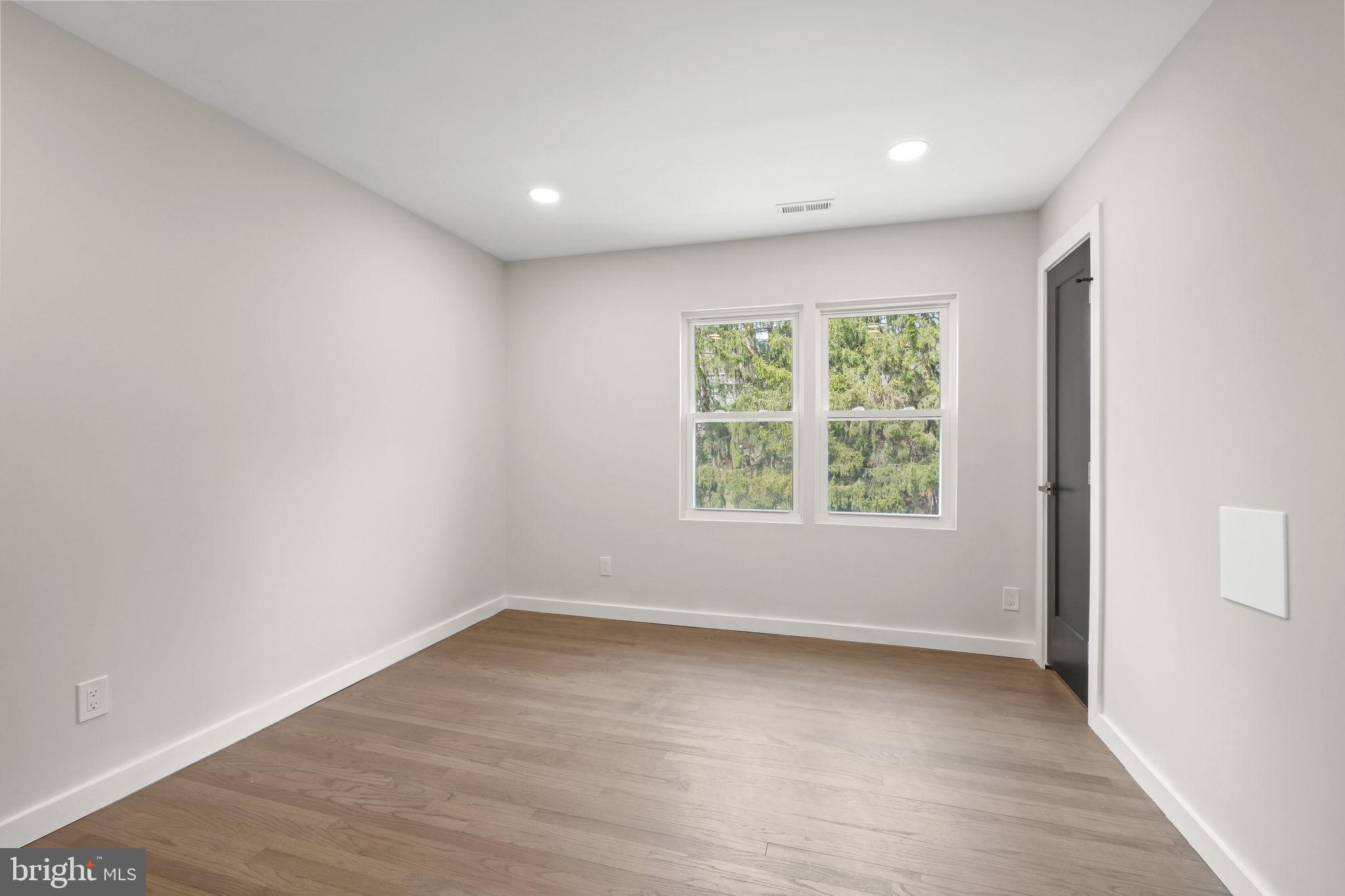 LUXMANOR - Residential Lease