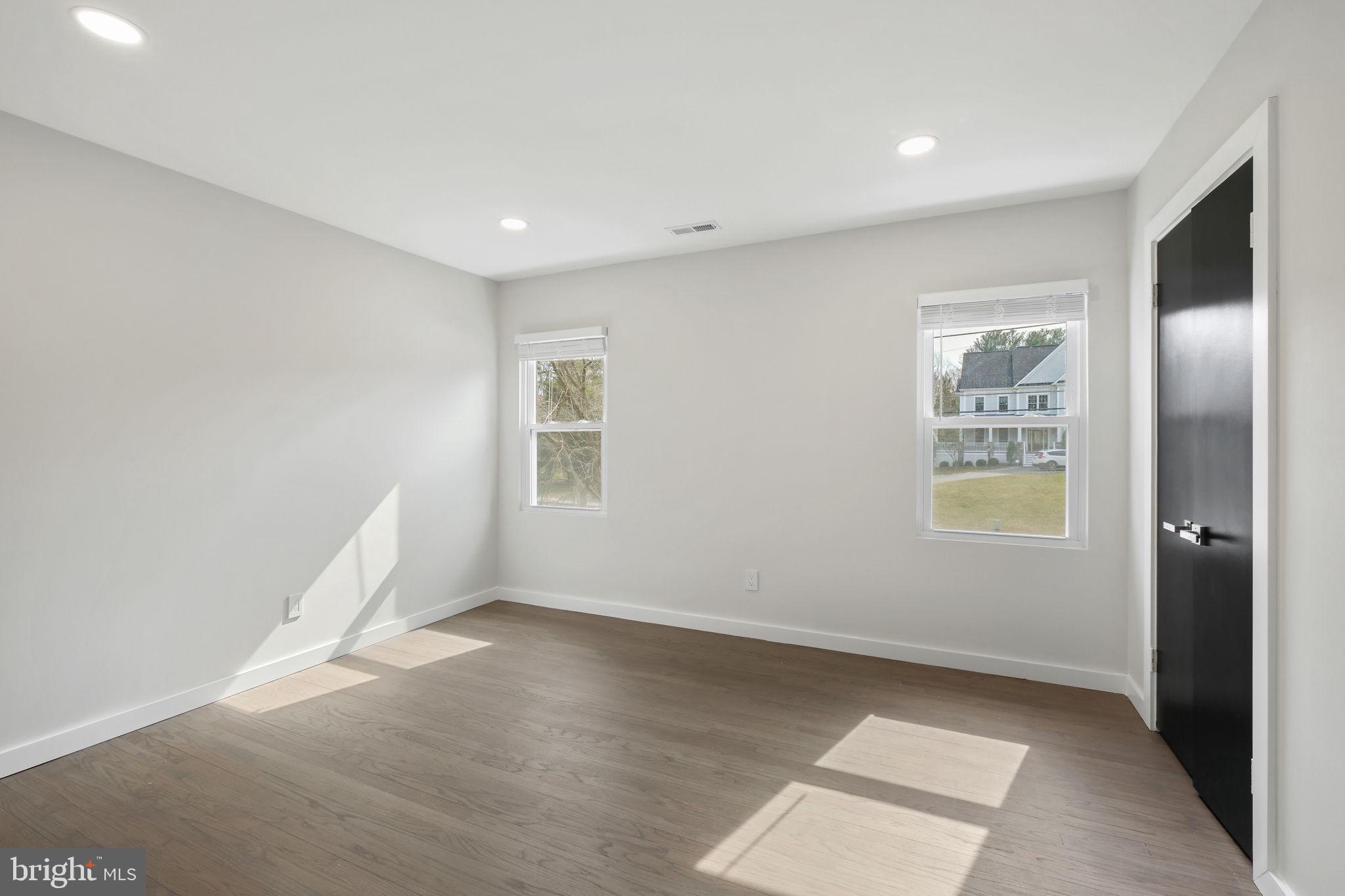 LUXMANOR - Residential Lease