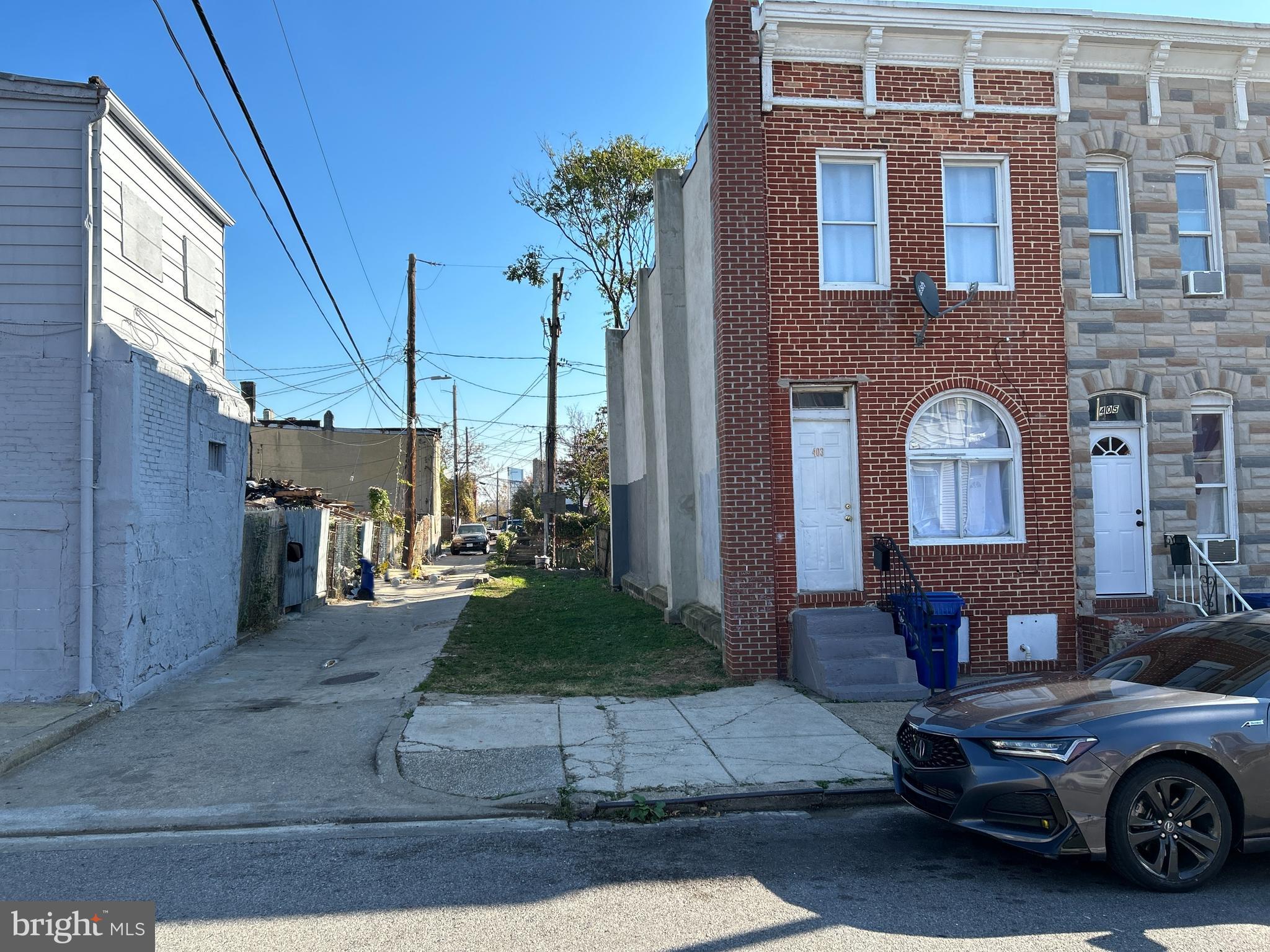 Build the home of your dream in this 1,053 square feet lot located in the neighborhood of Mount Clare. Enjoy the amenities this neighborhood offers, which includes the Traci Atkins Park, Carroll Park, basketball courts, field house and golf course. The property is four minutes away from Westside Shopping center and six minutes travel to M&T Bank Stadium.