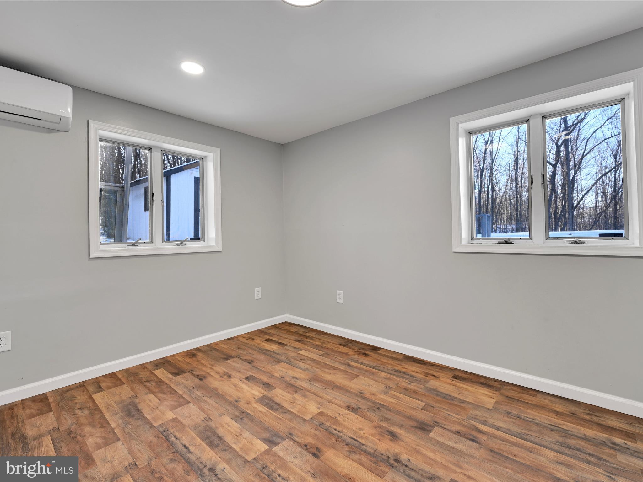 EMERALD LAKES - Residential
