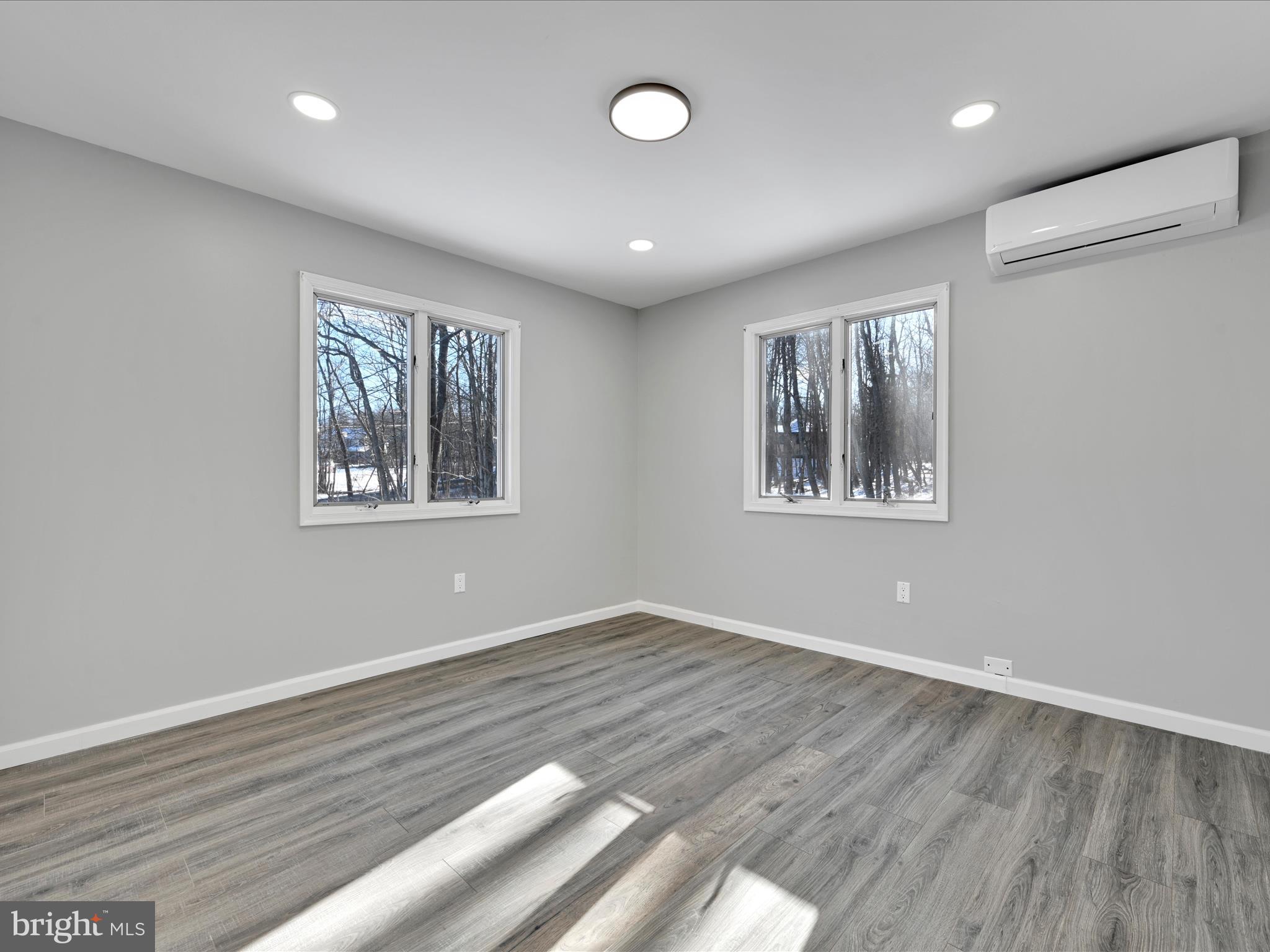 EMERALD LAKES - Residential
