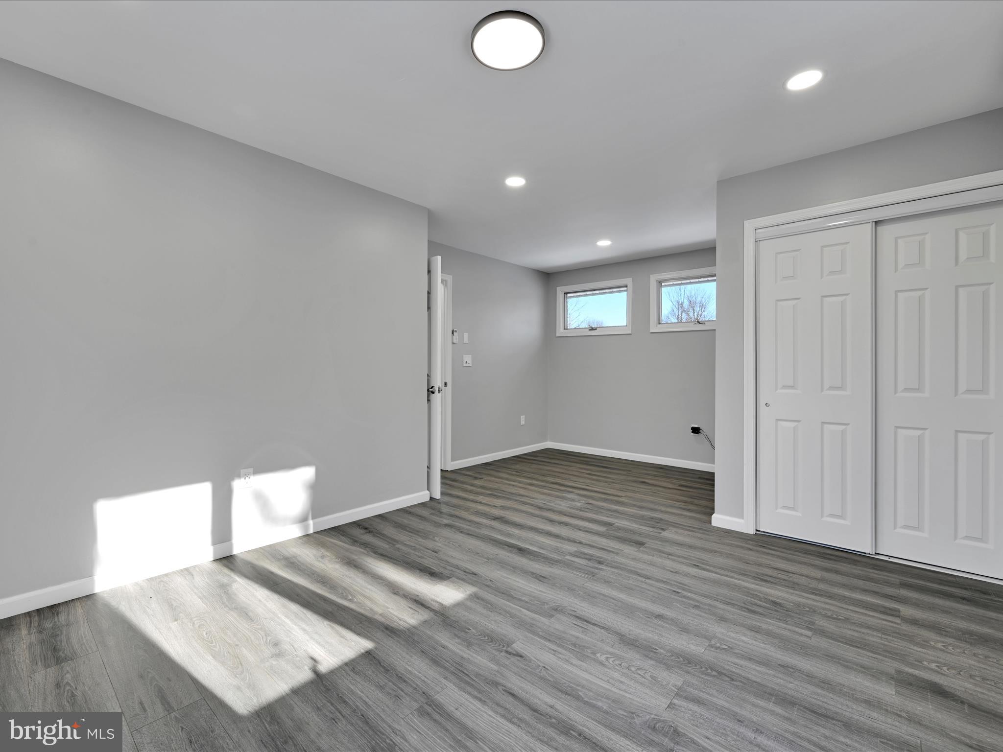 EMERALD LAKES - Residential