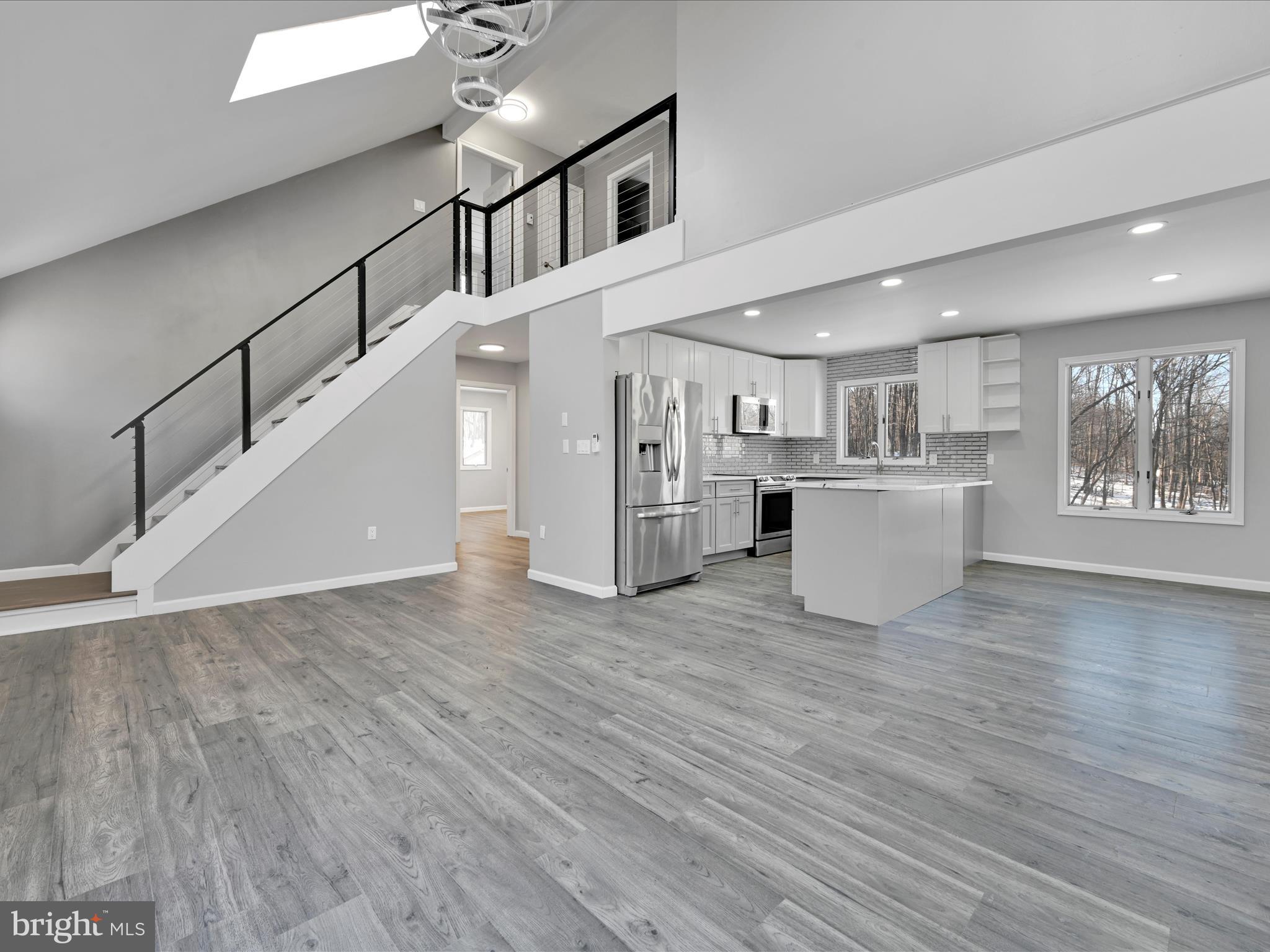 EMERALD LAKES - Residential