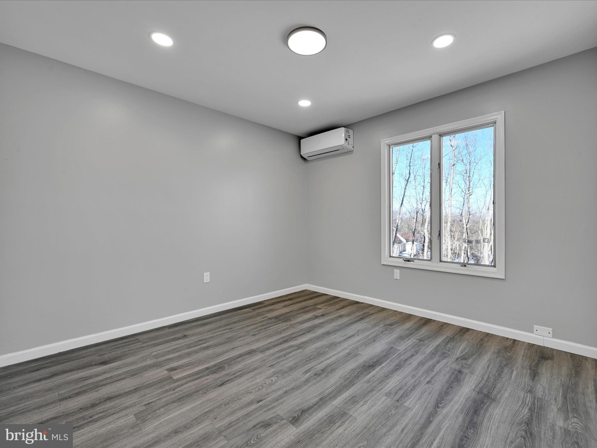 EMERALD LAKES - Residential