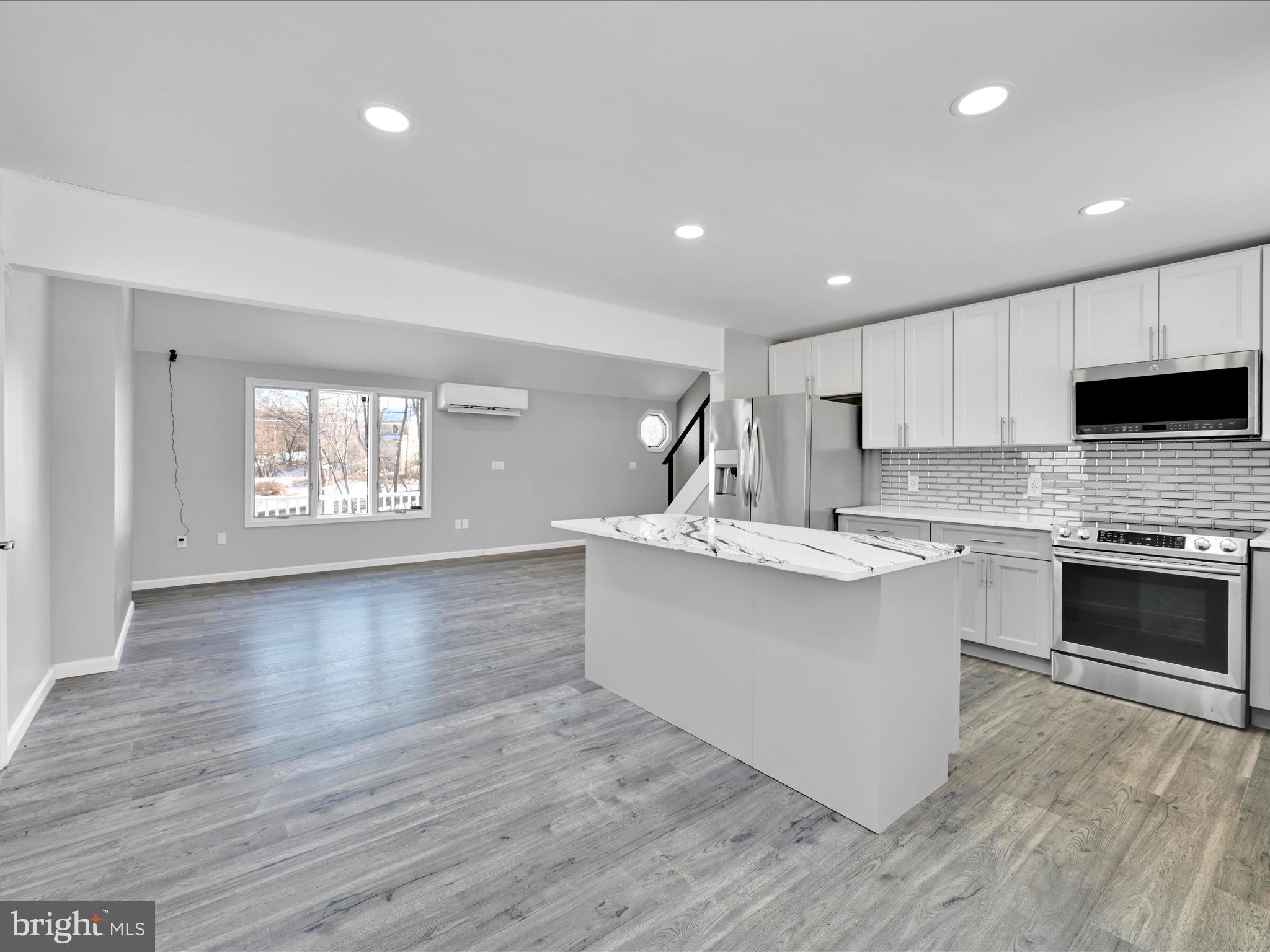 EMERALD LAKES - Residential