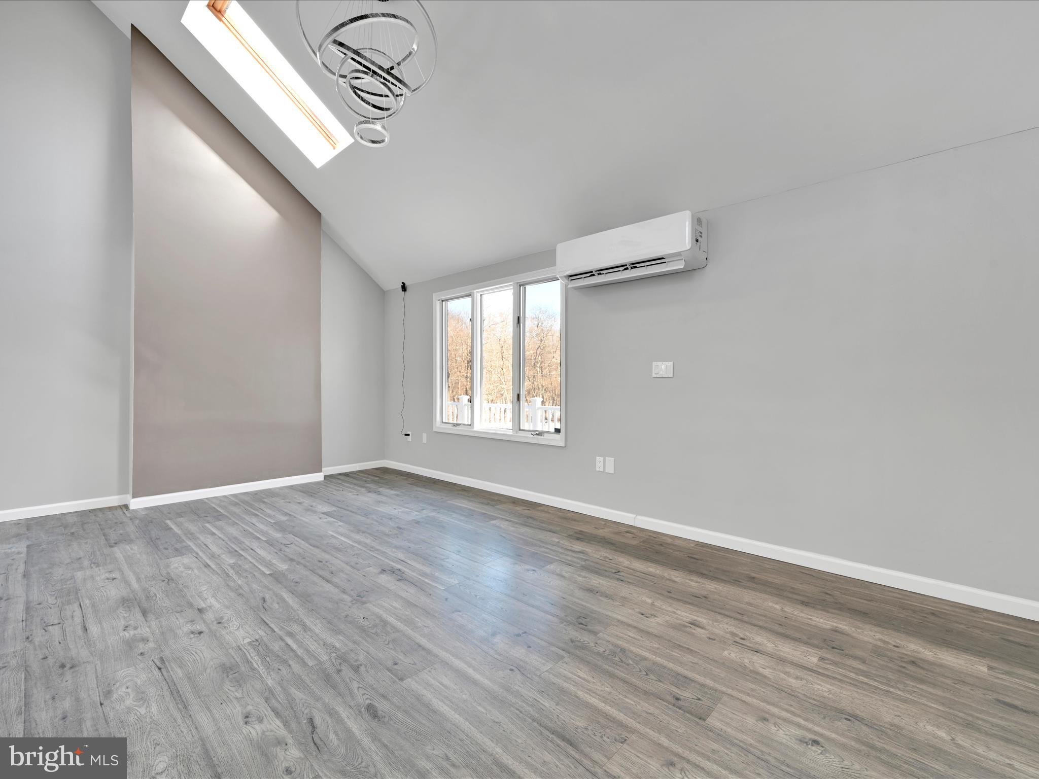 EMERALD LAKES - Residential
