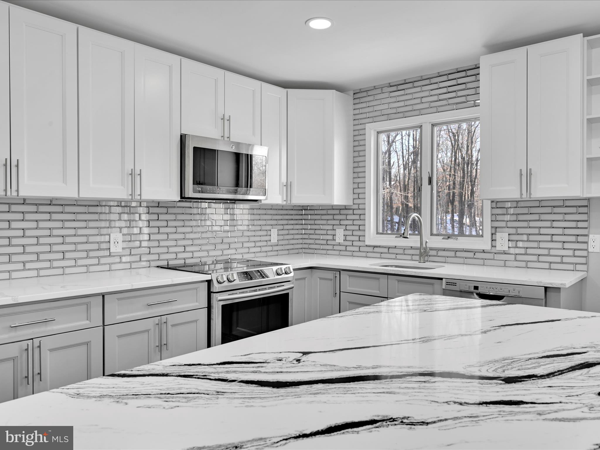 EMERALD LAKES - Residential