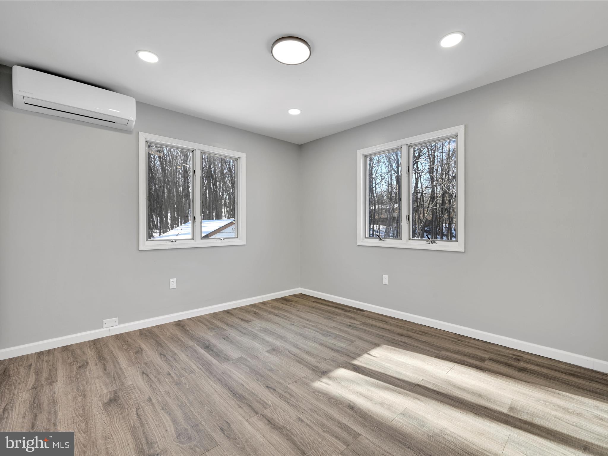 EMERALD LAKES - Residential