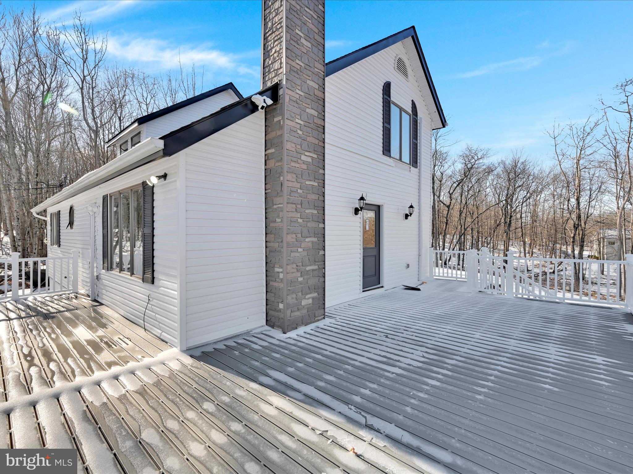 EMERALD LAKES - Residential