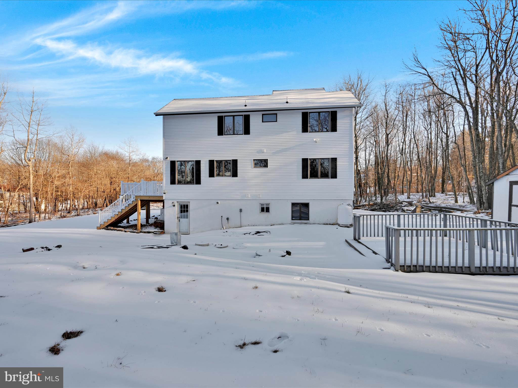 EMERALD LAKES - Residential
