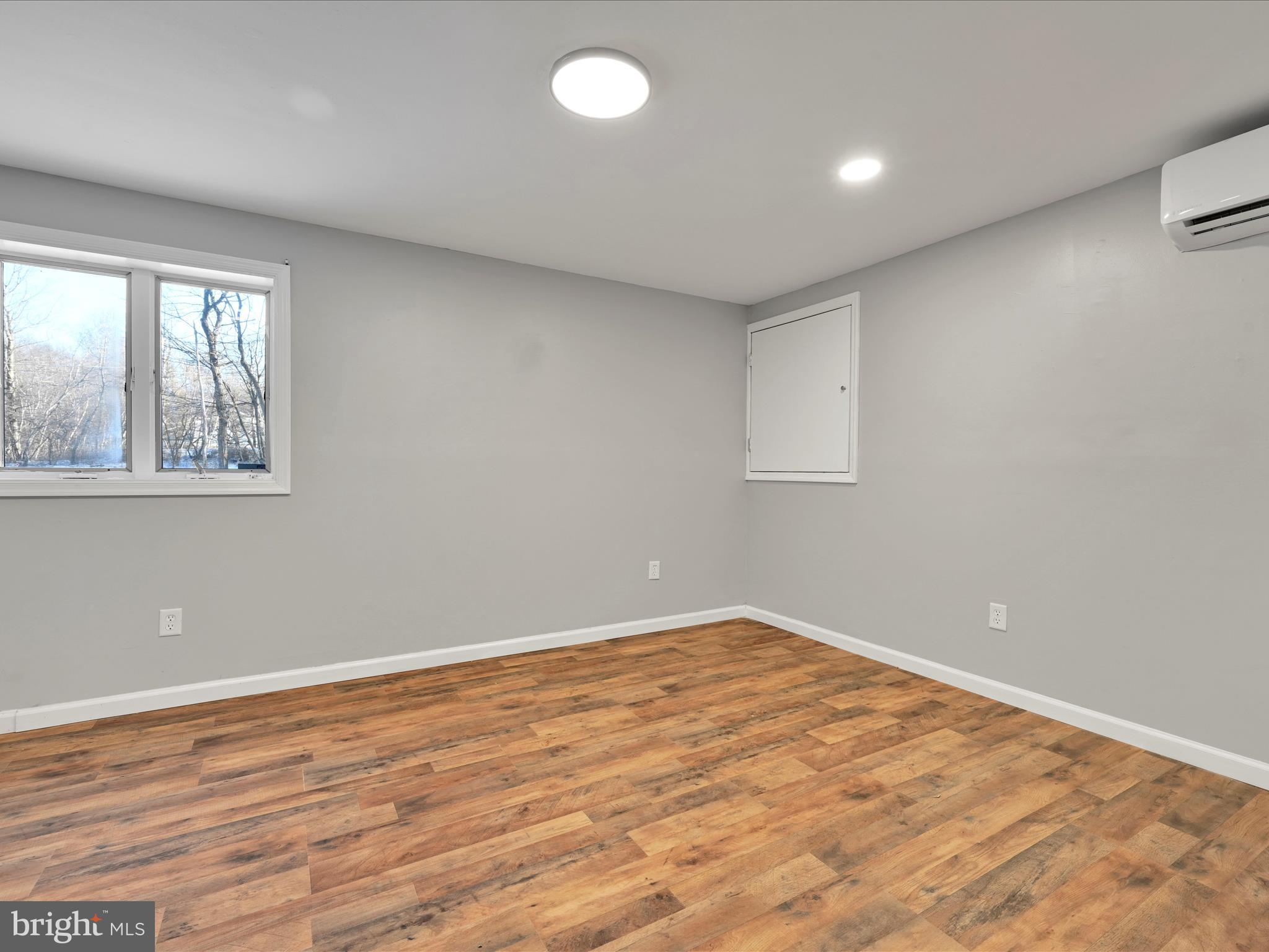 EMERALD LAKES - Residential