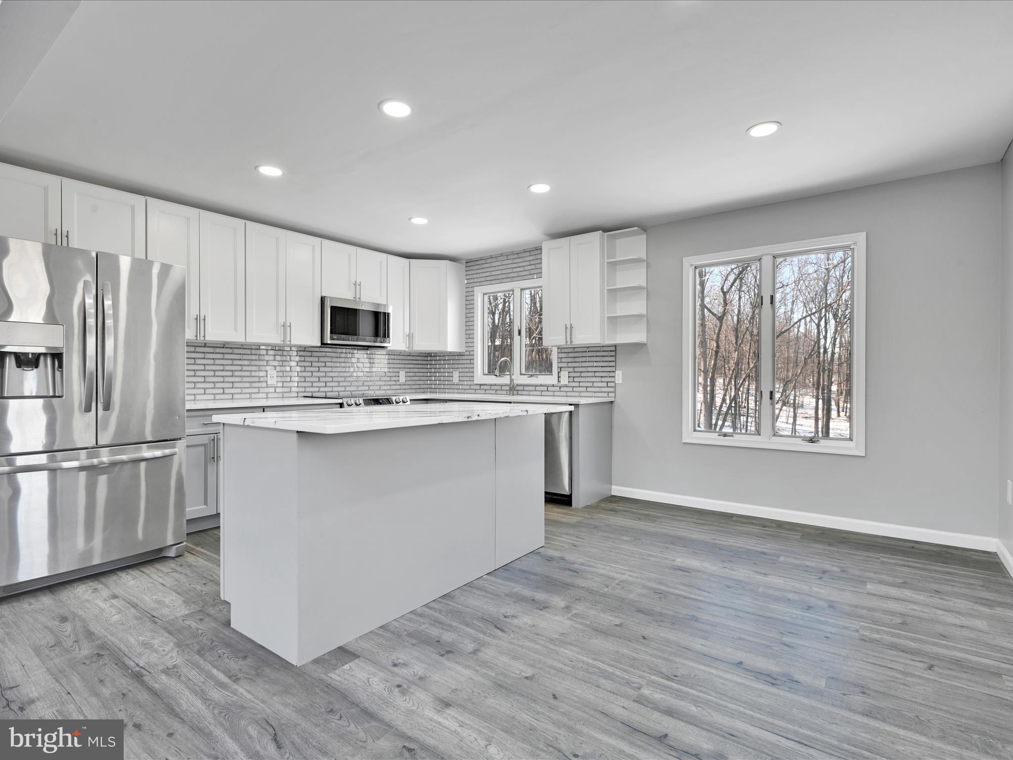 EMERALD LAKES - Residential