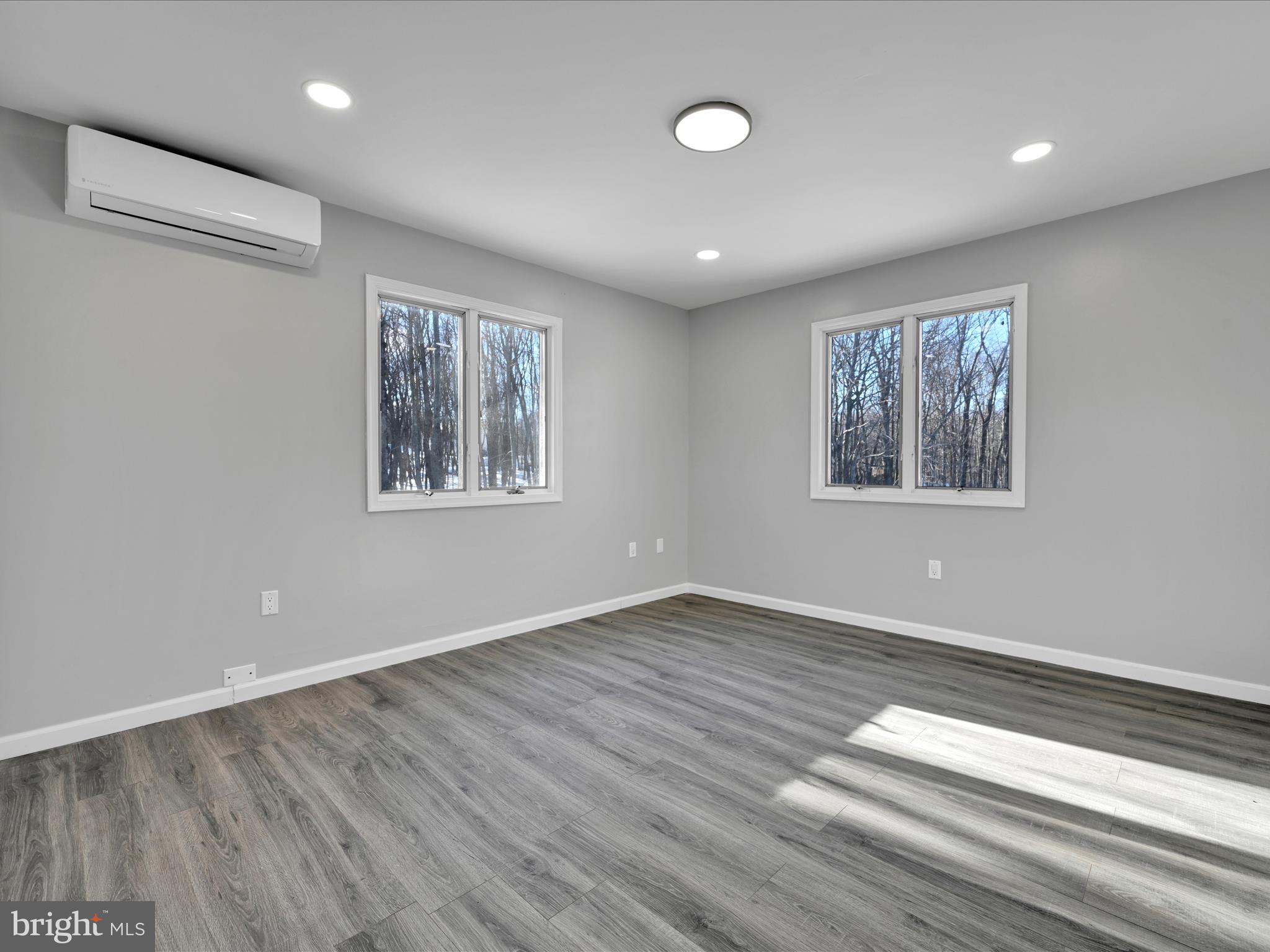 EMERALD LAKES - Residential