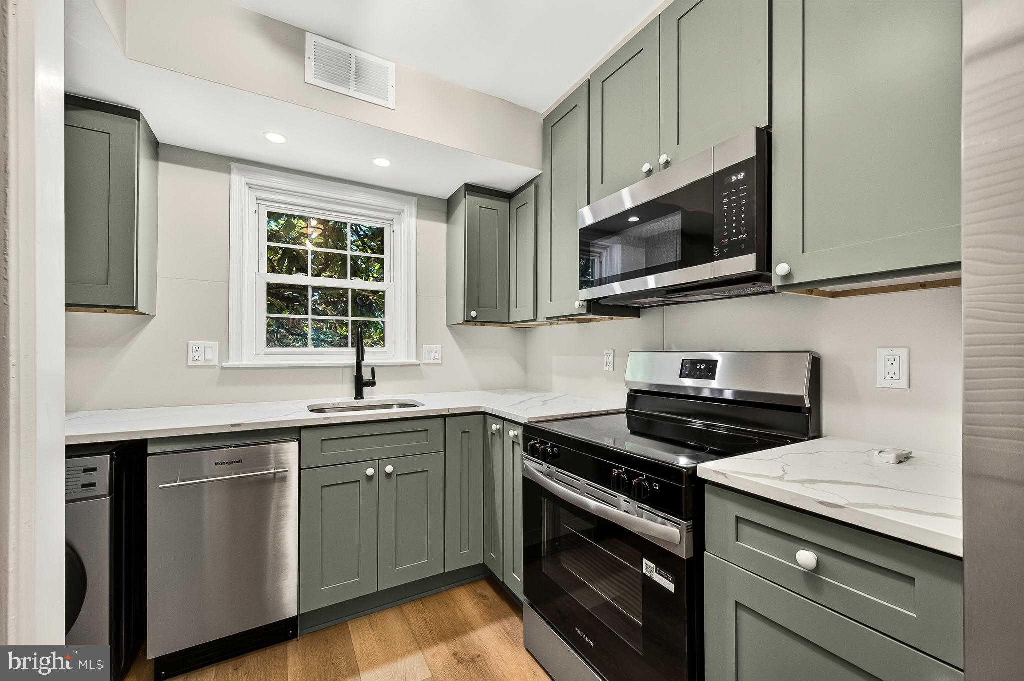 CARDINAL SQUARE - Residential