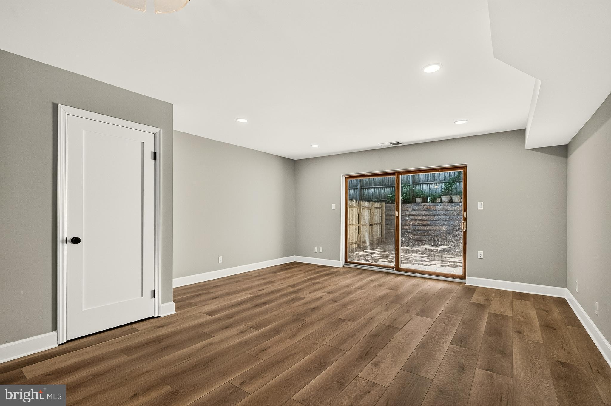 CARDINAL SQUARE - Residential