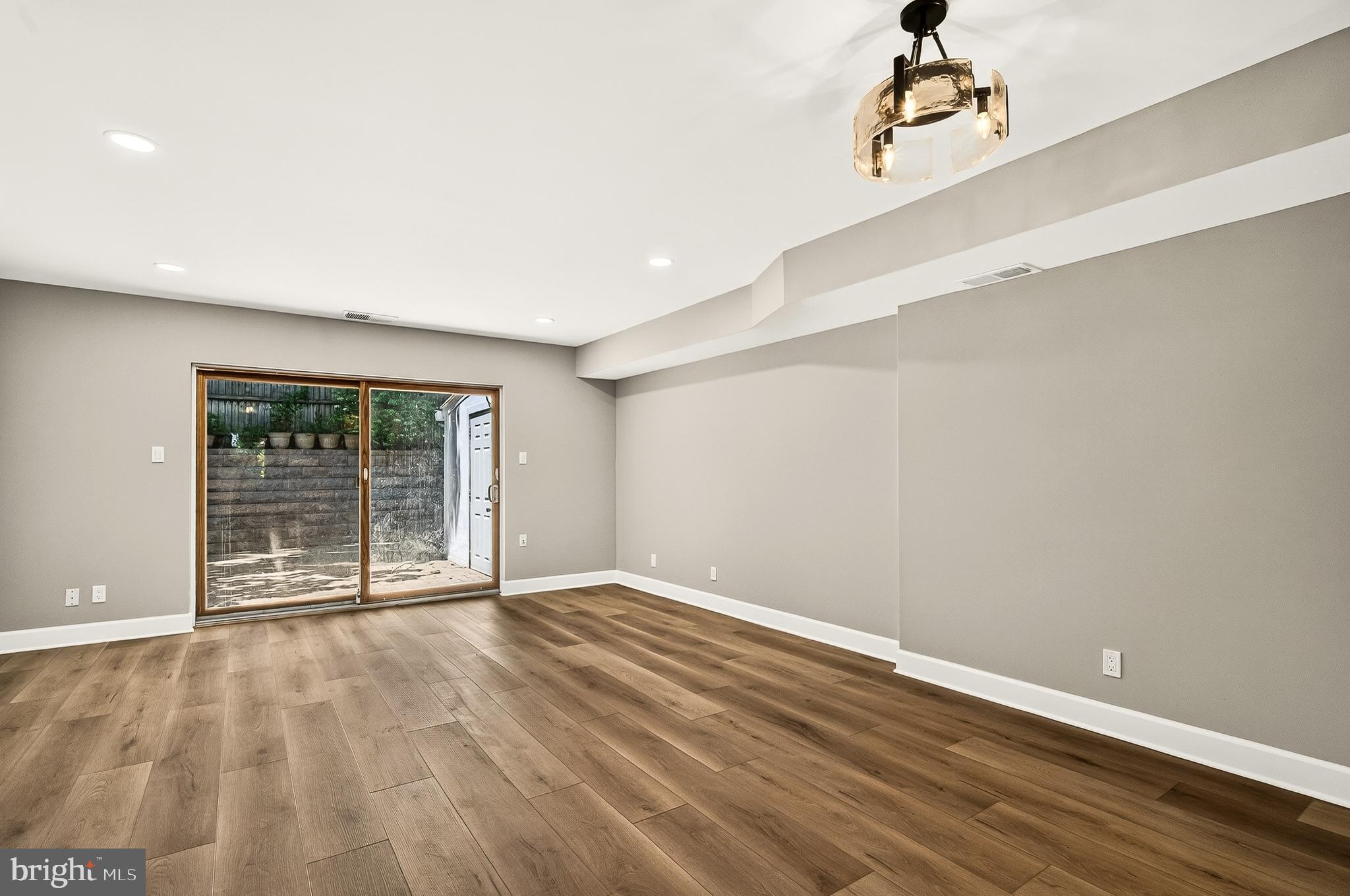 CARDINAL SQUARE - Residential