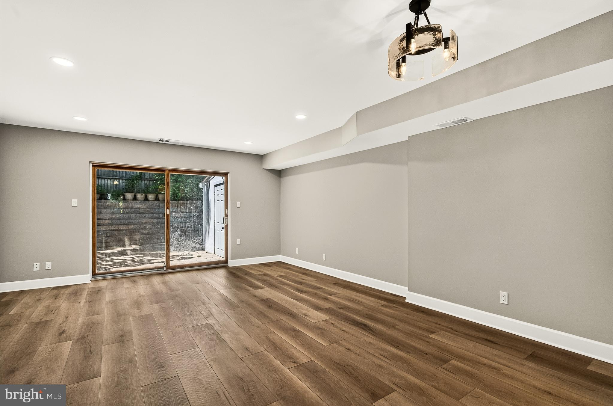CARDINAL SQUARE - Residential