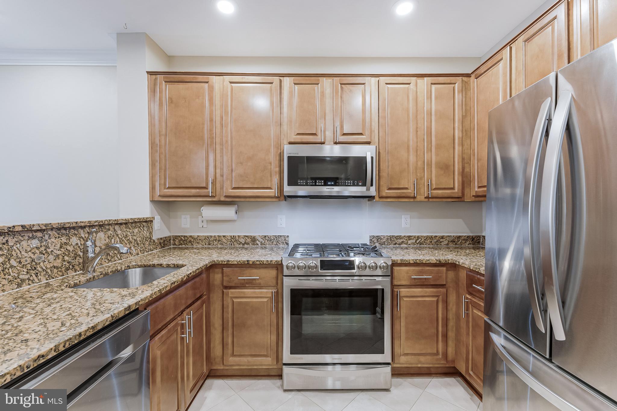 SAVOY AT RESTON TOWN CENTER - Residential