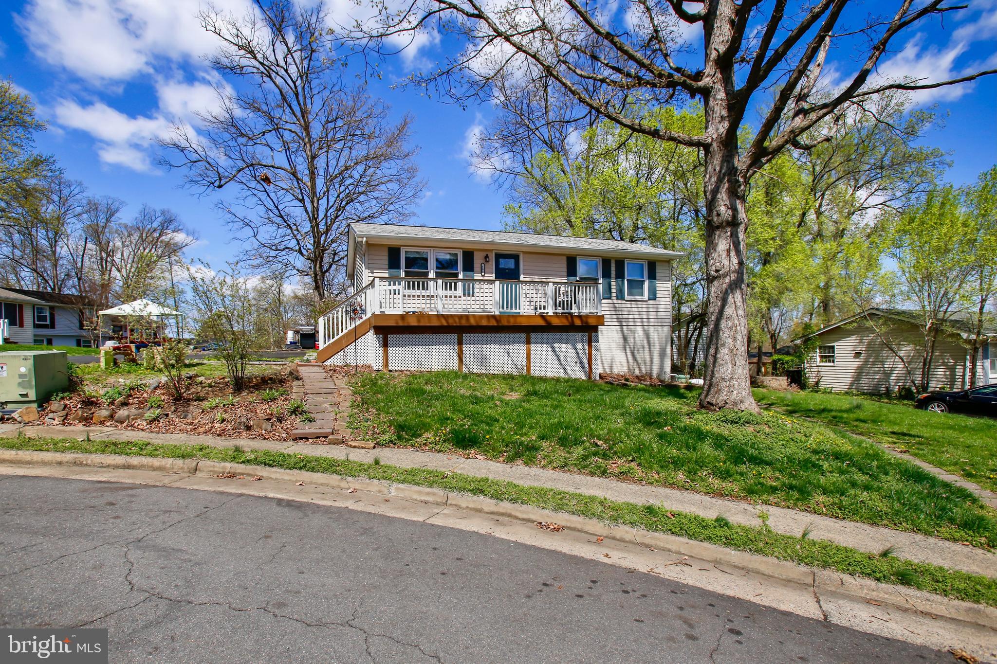 Rare opportunity in Loudoun County! Competitively priced under 550k, this lovely home has a prime location within 1.5 miles of the shopping and dining in Old Town Leesburg! With 3 bedrooms and 2 full bathrooms, this home is designed for comfort, and flooded with natural light. Located in a quiet cul-de-sac, enjoy relaxing on the front deck with a book, or eating a peaceful meal on the spacious rear deck located off of the tastefully updated eat in kitchen.
Head downstairs to the finished walkout lower level where you will find the generously sized recreation room, a separate laundry area with plenty of storage, a 3rd bedroom and a full bathroom. This home also has a new roof and newer appliances! Come make this home yours!
