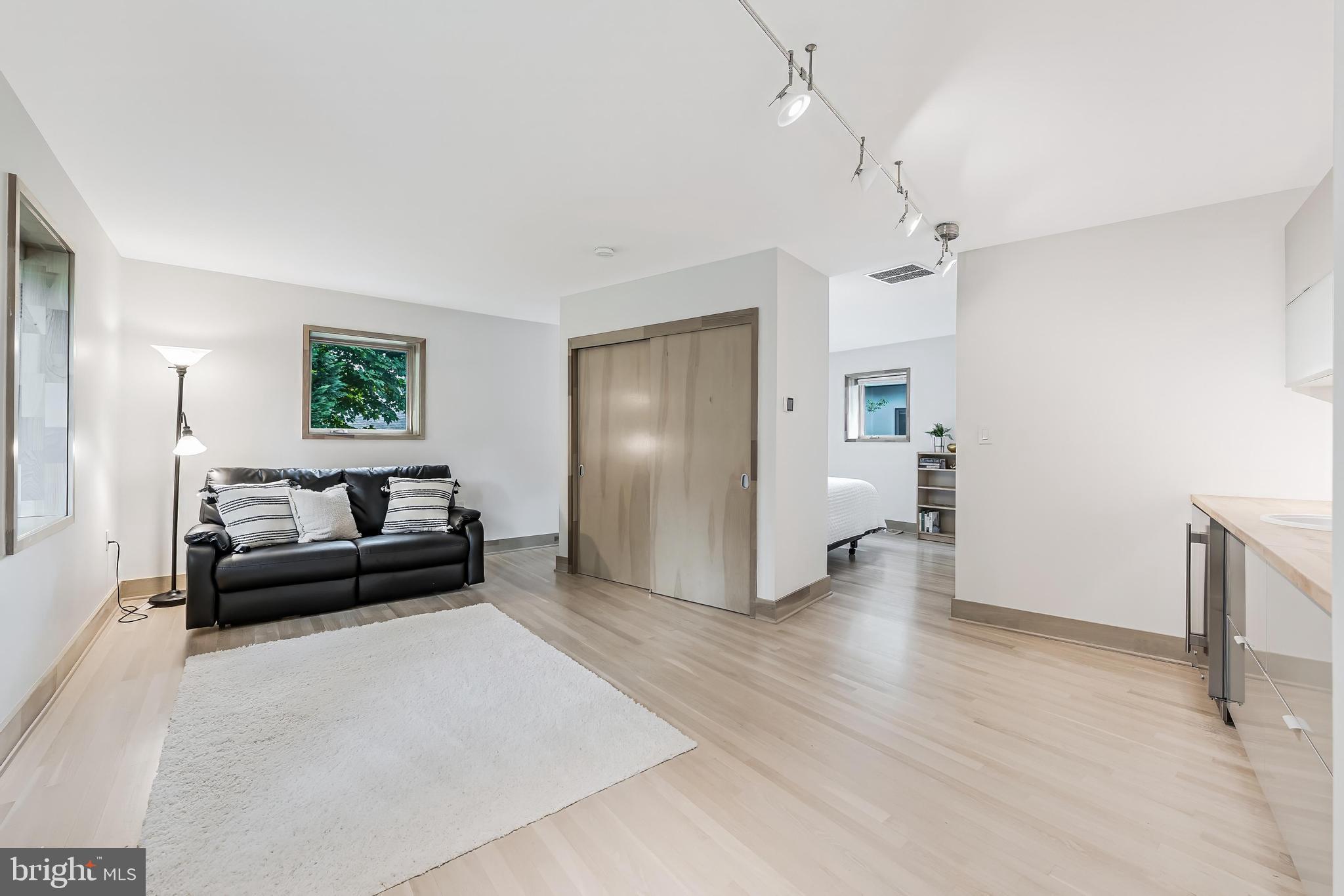 HILLSIDE MANOR - Residential