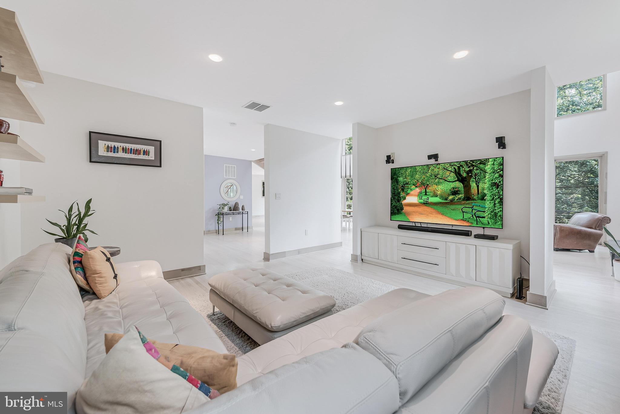 HILLSIDE MANOR - Residential