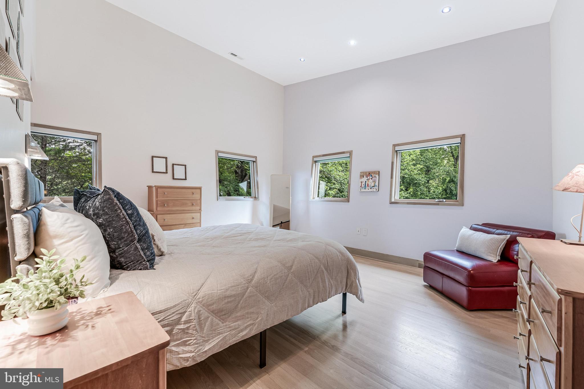 HILLSIDE MANOR - Residential
