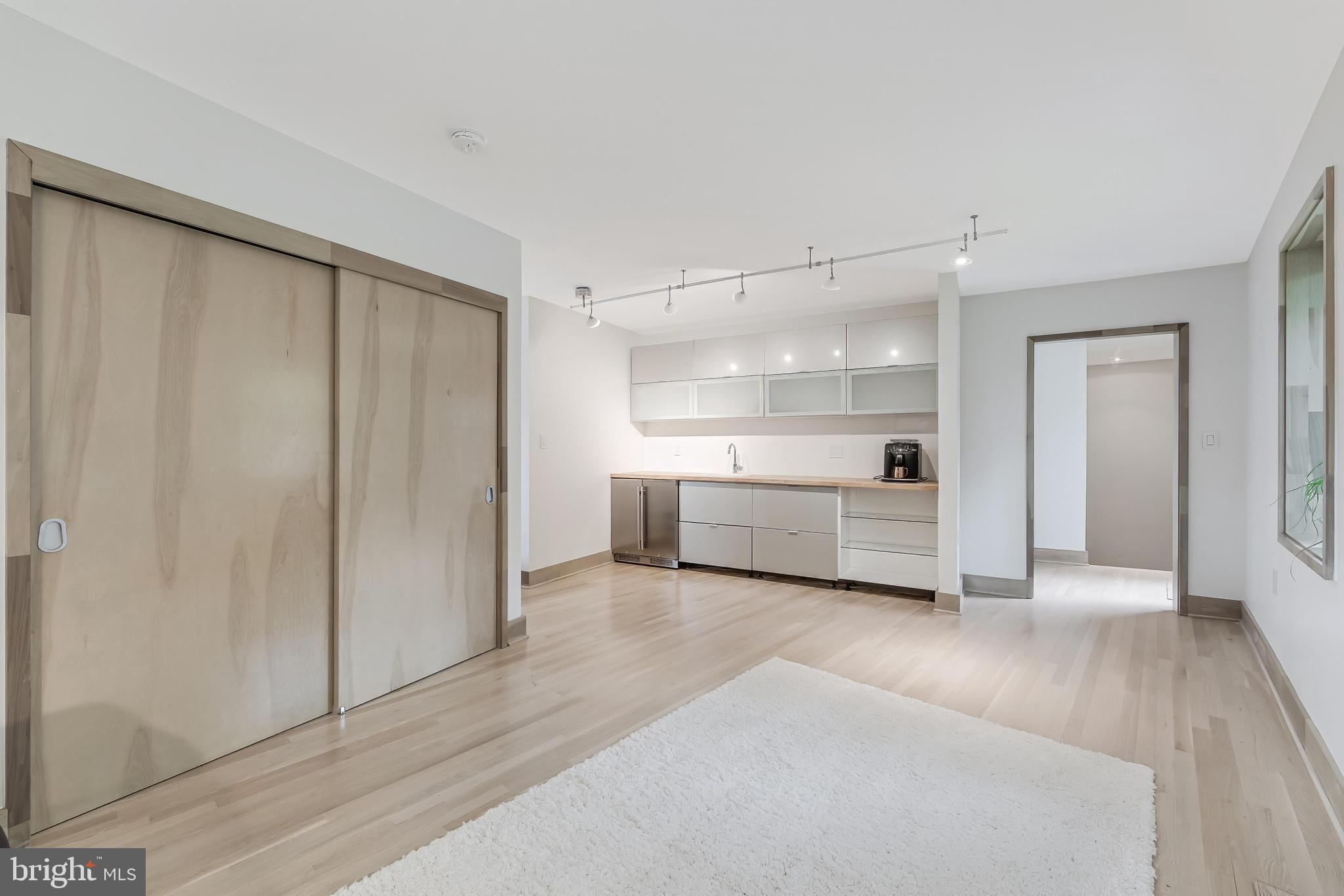 HILLSIDE MANOR - Residential