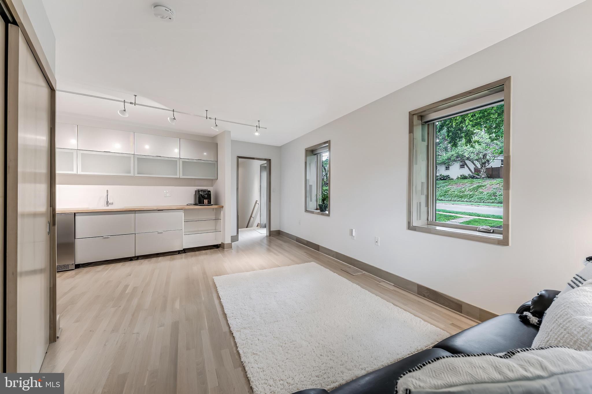 HILLSIDE MANOR - Residential