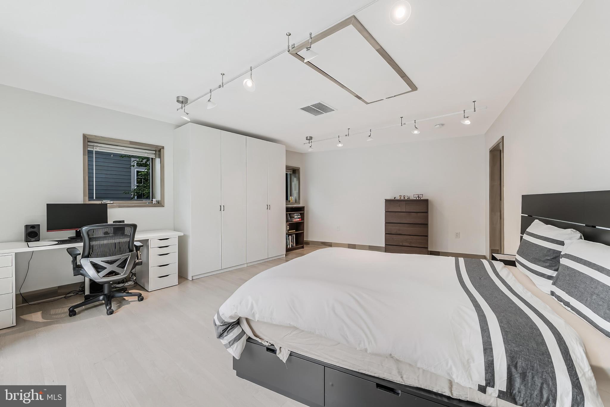 HILLSIDE MANOR - Residential