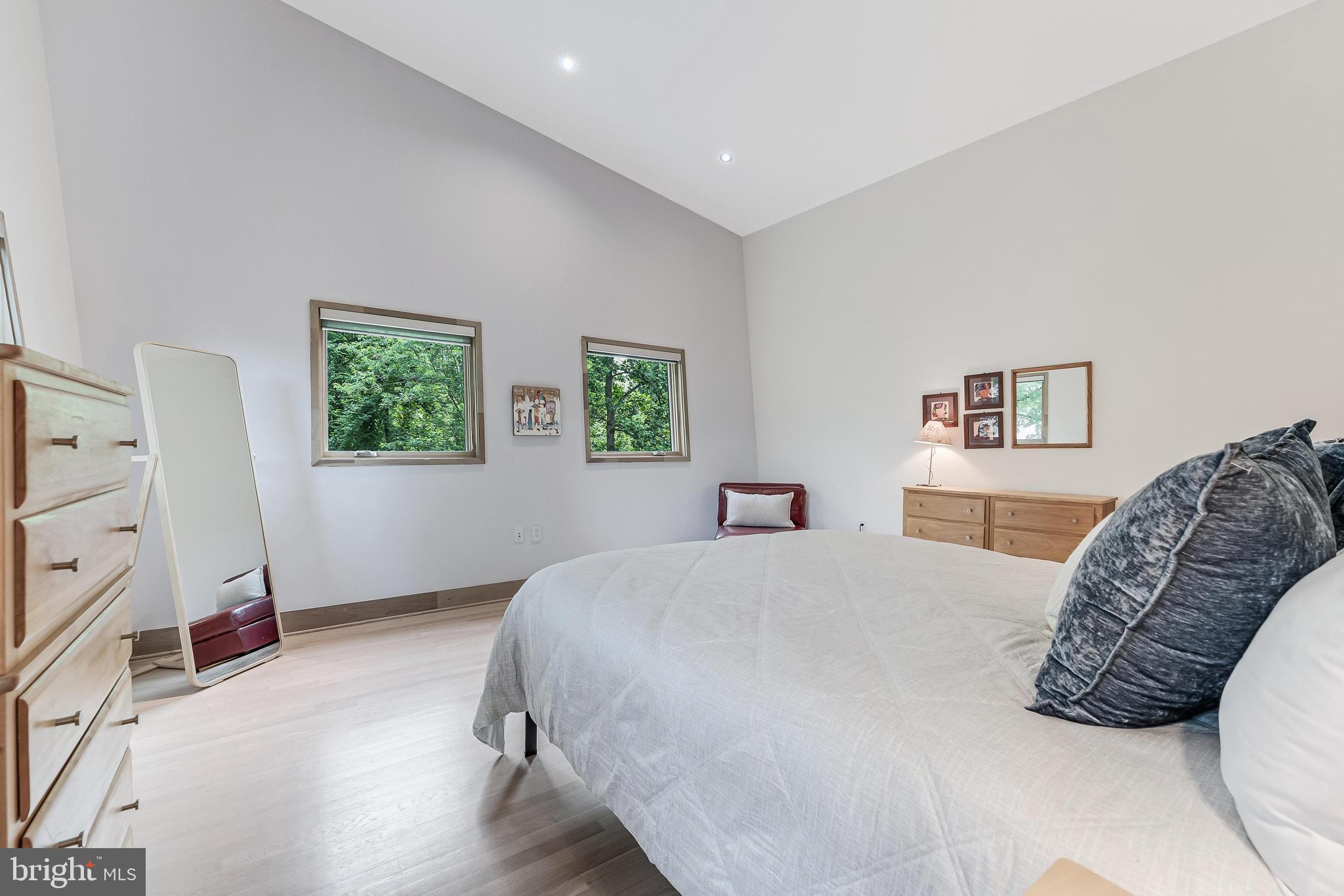 HILLSIDE MANOR - Residential