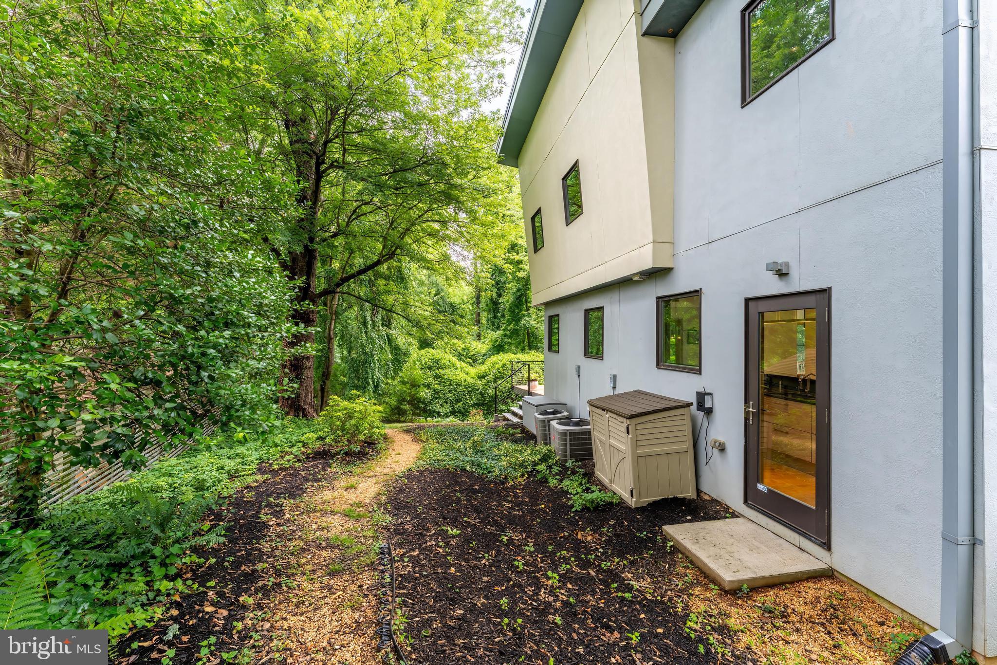 HILLSIDE MANOR - Residential