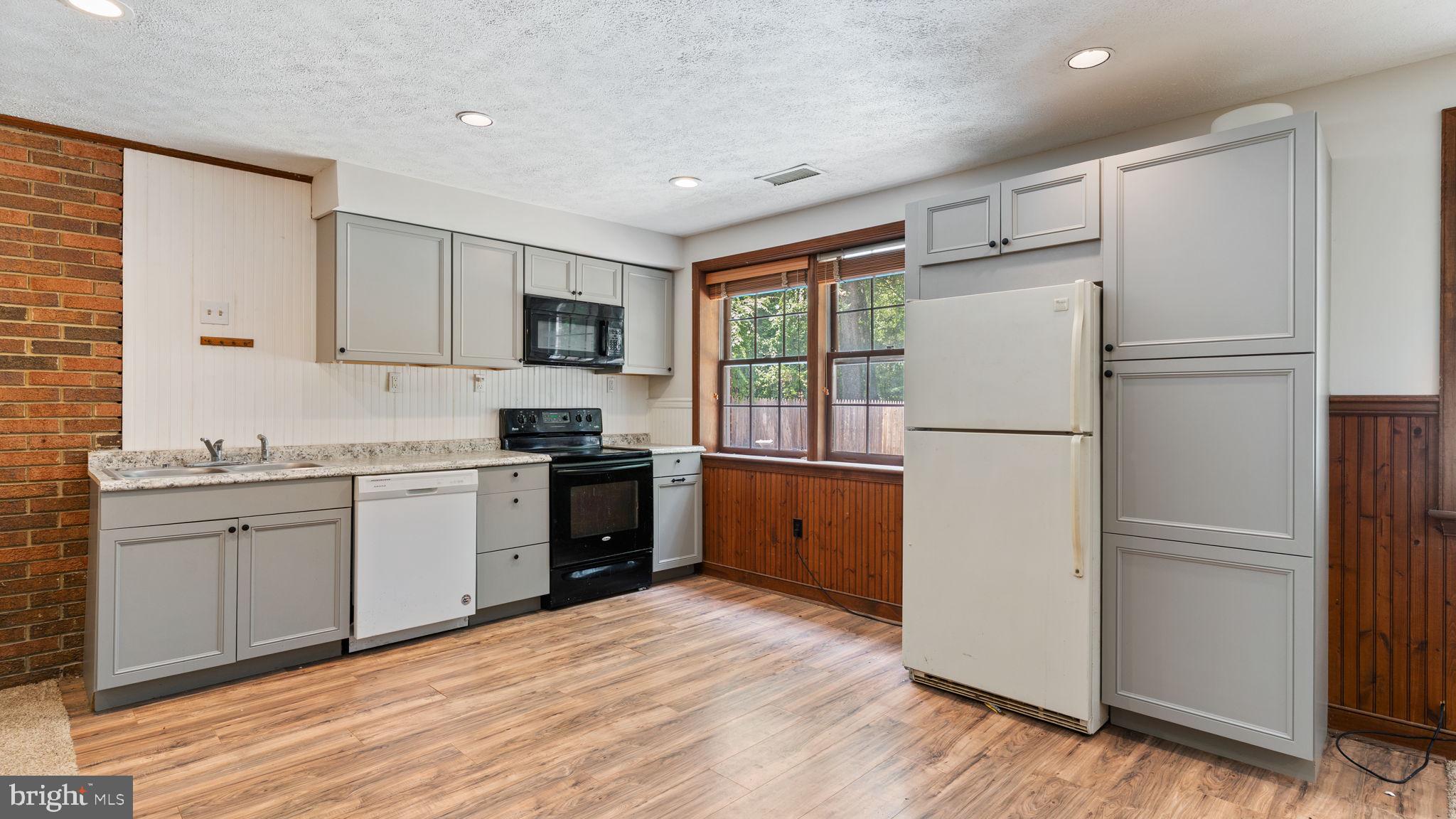 HUNTING CREEK WOODS - Residential