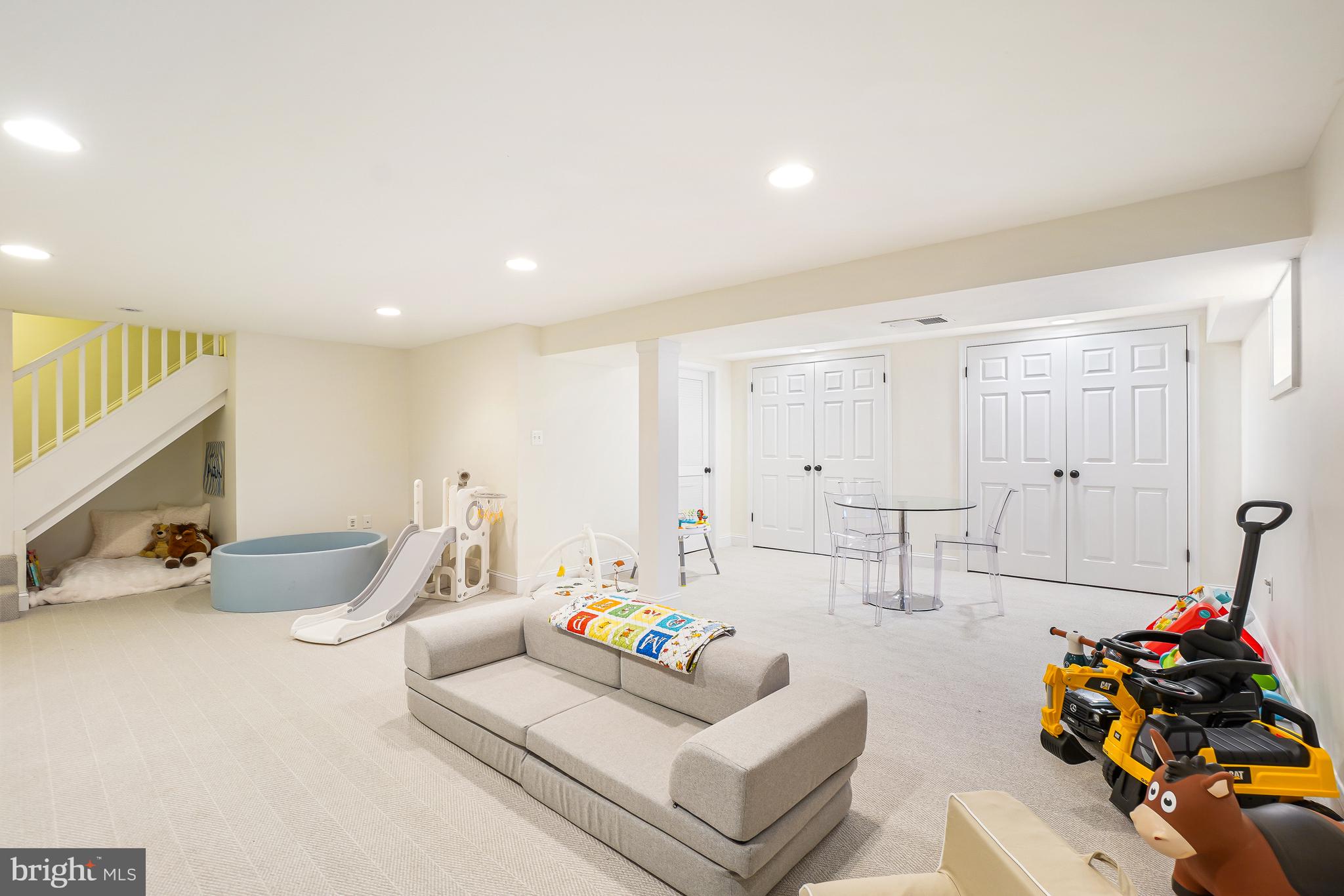 MONTGOMERY SQUARE - Residential